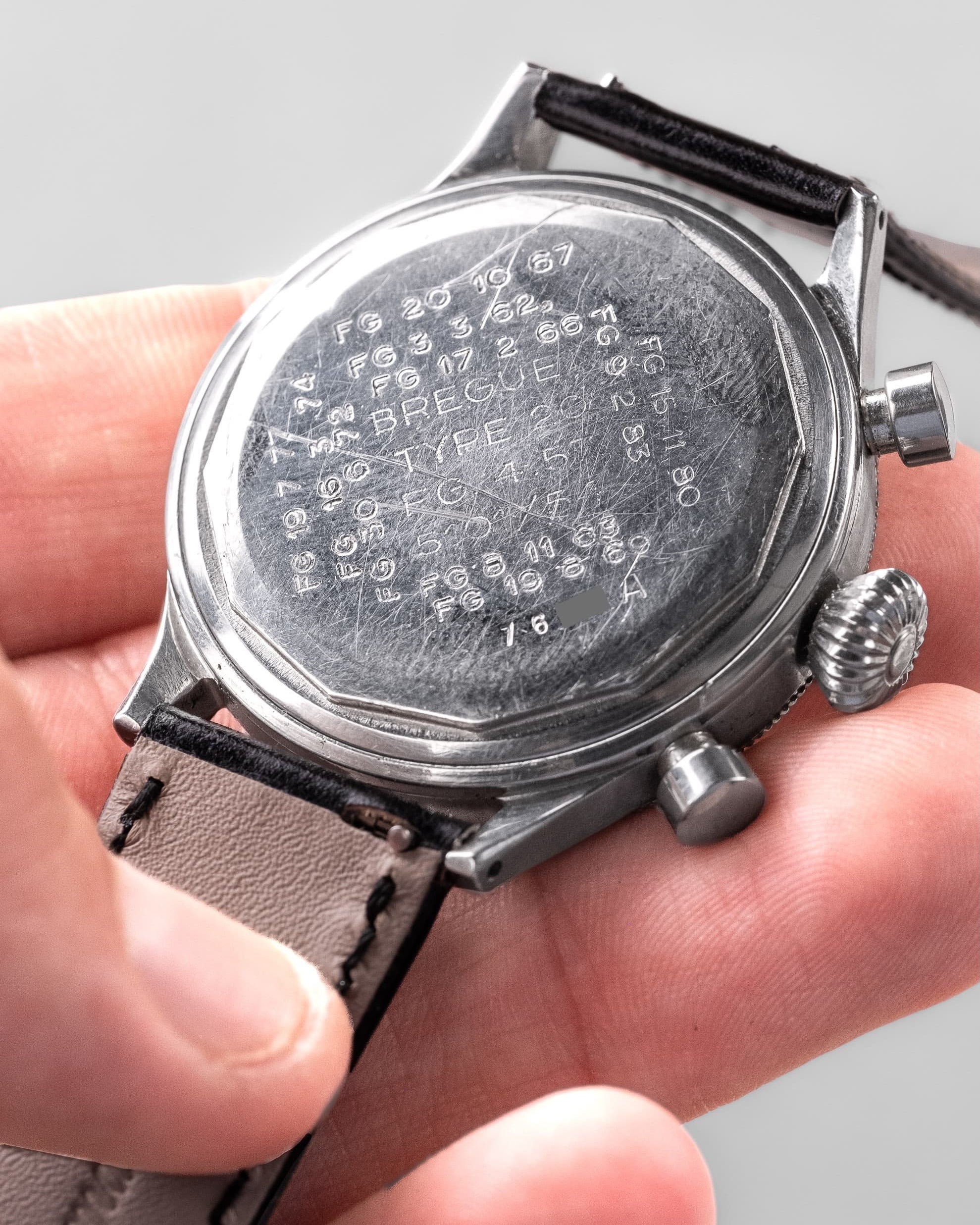 P4P7 Exceptionnel chronographe Breguet Type 20 militaire 5101/54 de 1ère génération, cadran « Glossy Gilt »/Laqué, livré au Ministère de l'Air en 1956 - Back