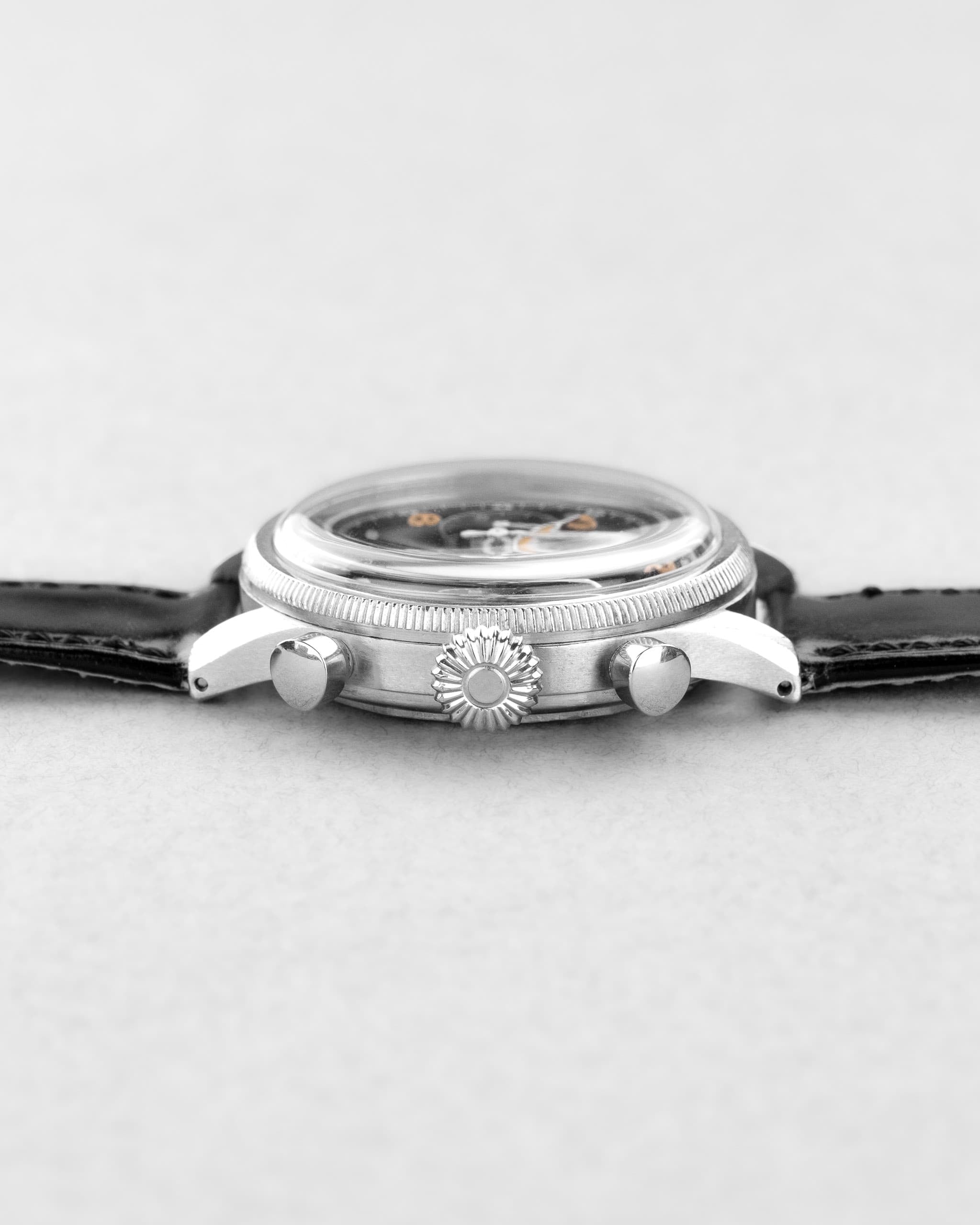 P4P7 Exceptionnel chronographe Breguet Type 20 militaire 5101/54 de 1ère génération, cadran « Glossy Gilt »/Laqué, livré au Ministère de l'Air en 1956 - Right side