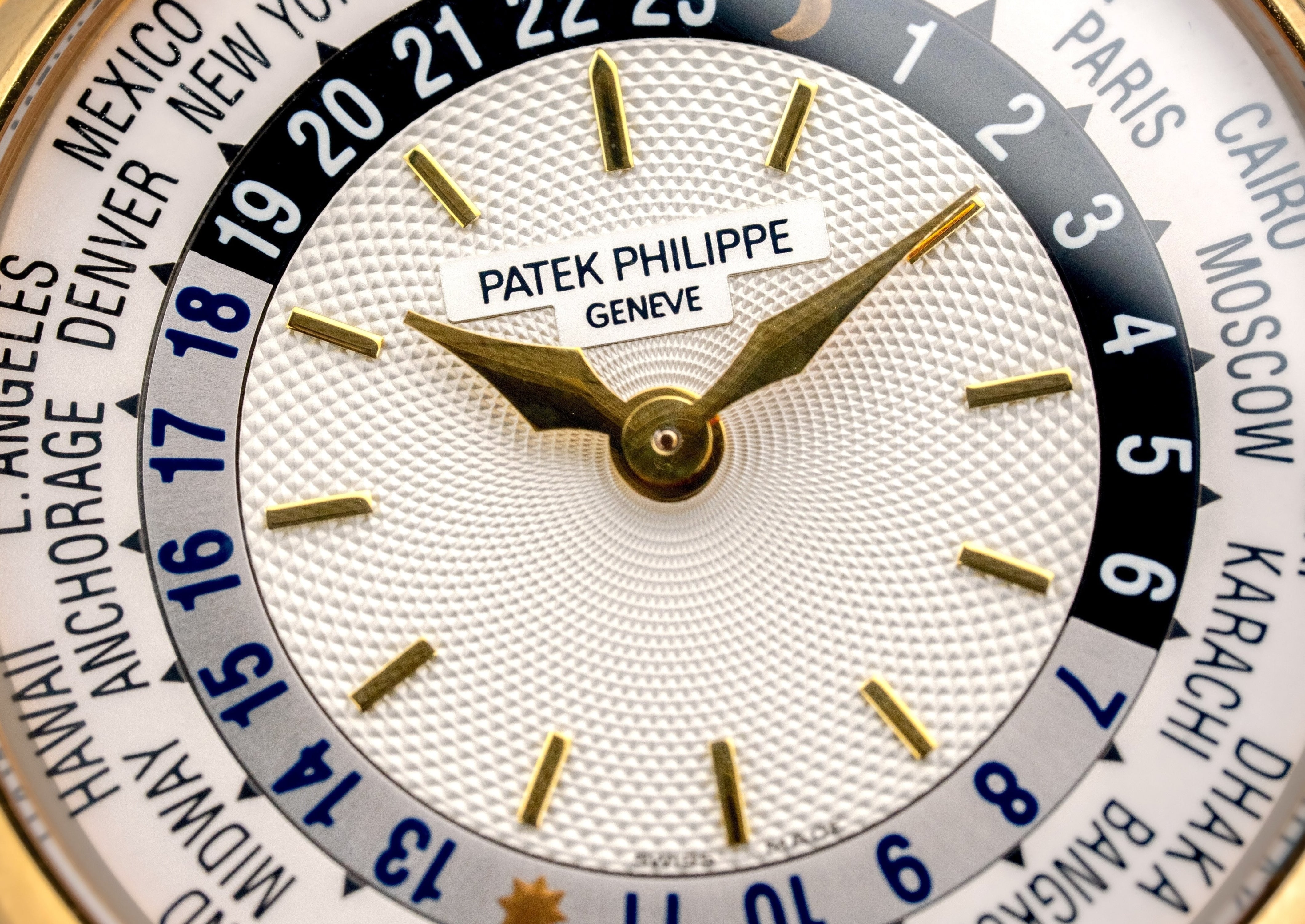 Patek Philippe réf. 5110 World Time en or jaune, cadran guilloché argenté et disque des villes