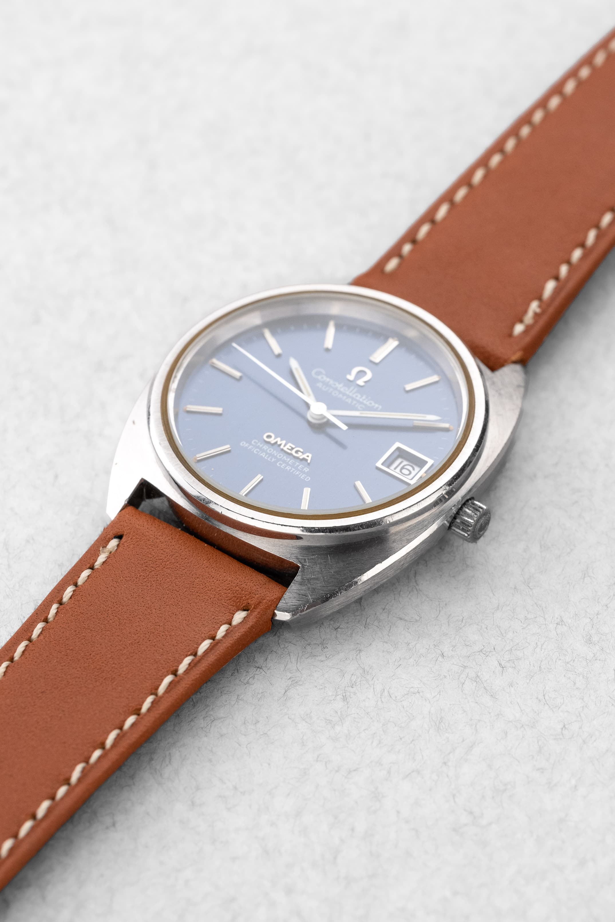 8ZBR Omega Constellation « C-Shape » ST 168.0056 de 1973 - Three Quarters