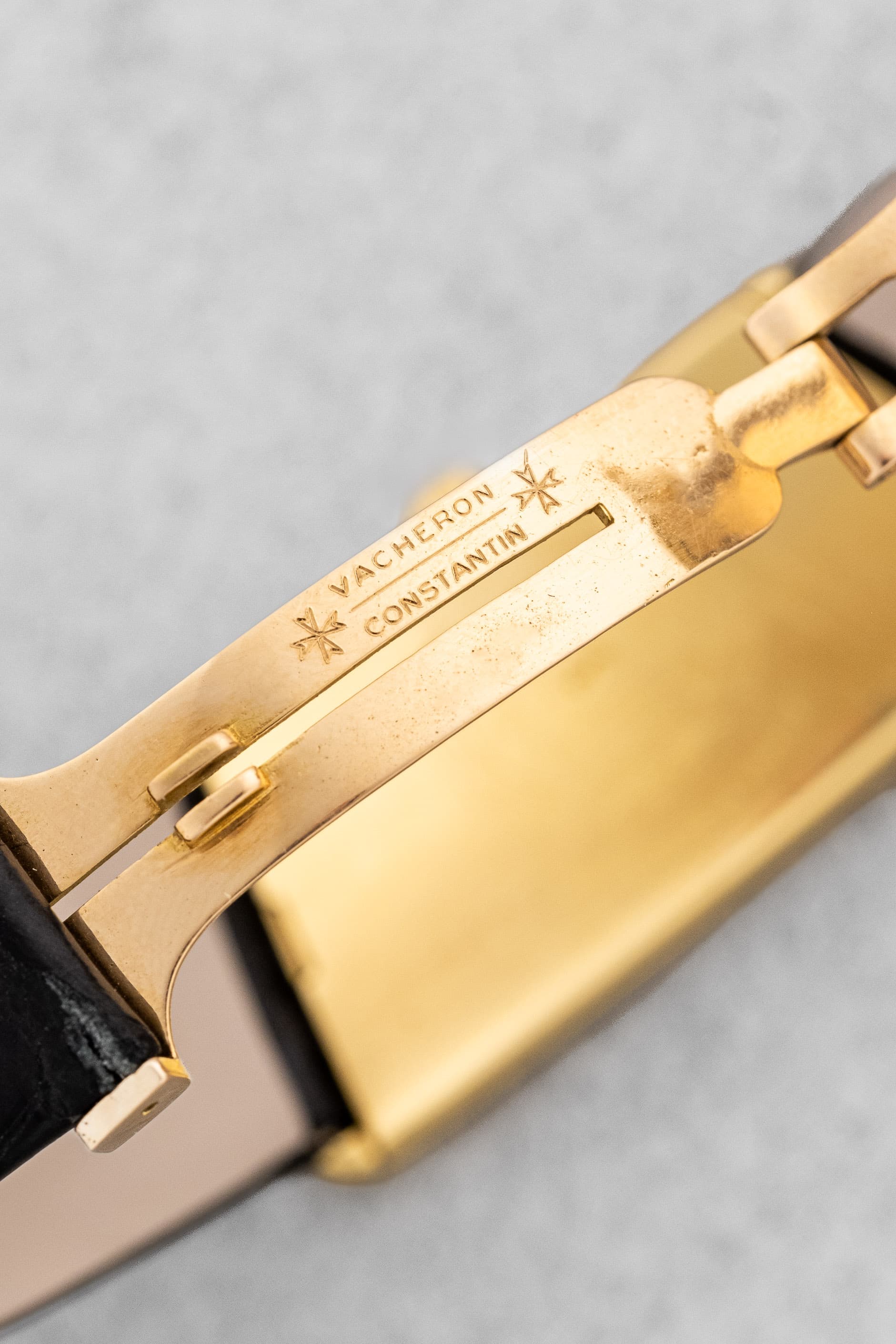 2YEY Extraordinaire Vacheron & Constantin Prestige de la France en or jaune et marqueterie d’œil-de-tigre, vendue en 1976 – Full Set et Unique - Buckle Inside