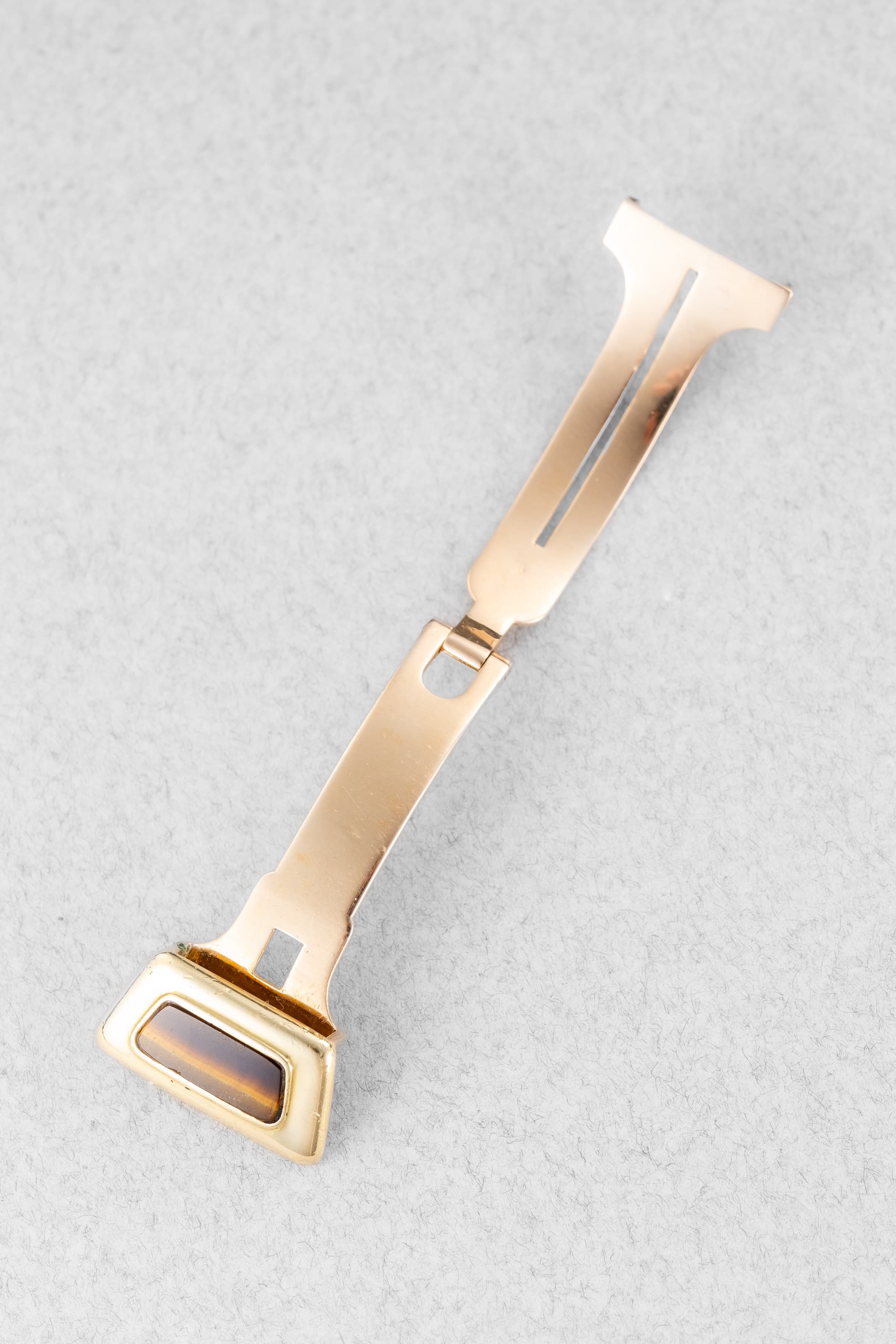 2YEY Extraordinaire Vacheron & Constantin Prestige de la France en or jaune et marqueterie d’œil-de-tigre, vendue en 1976 – Full Set et Unique - Buckle Inside