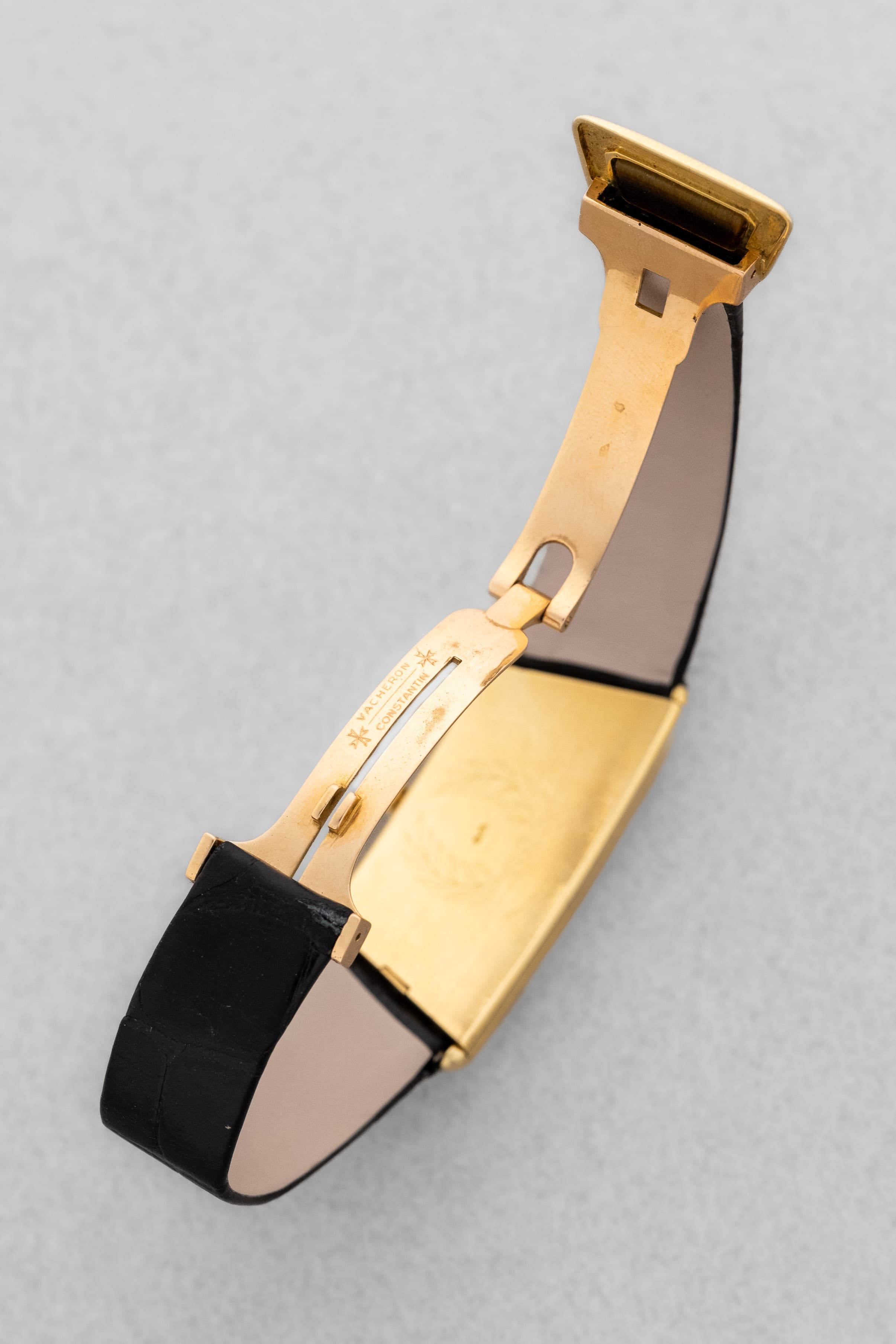 2YEY Extraordinaire Vacheron & Constantin Prestige de la France en or jaune et marqueterie d’œil-de-tigre, vendue en 1976 – Full Set et Unique - Buckle Inside