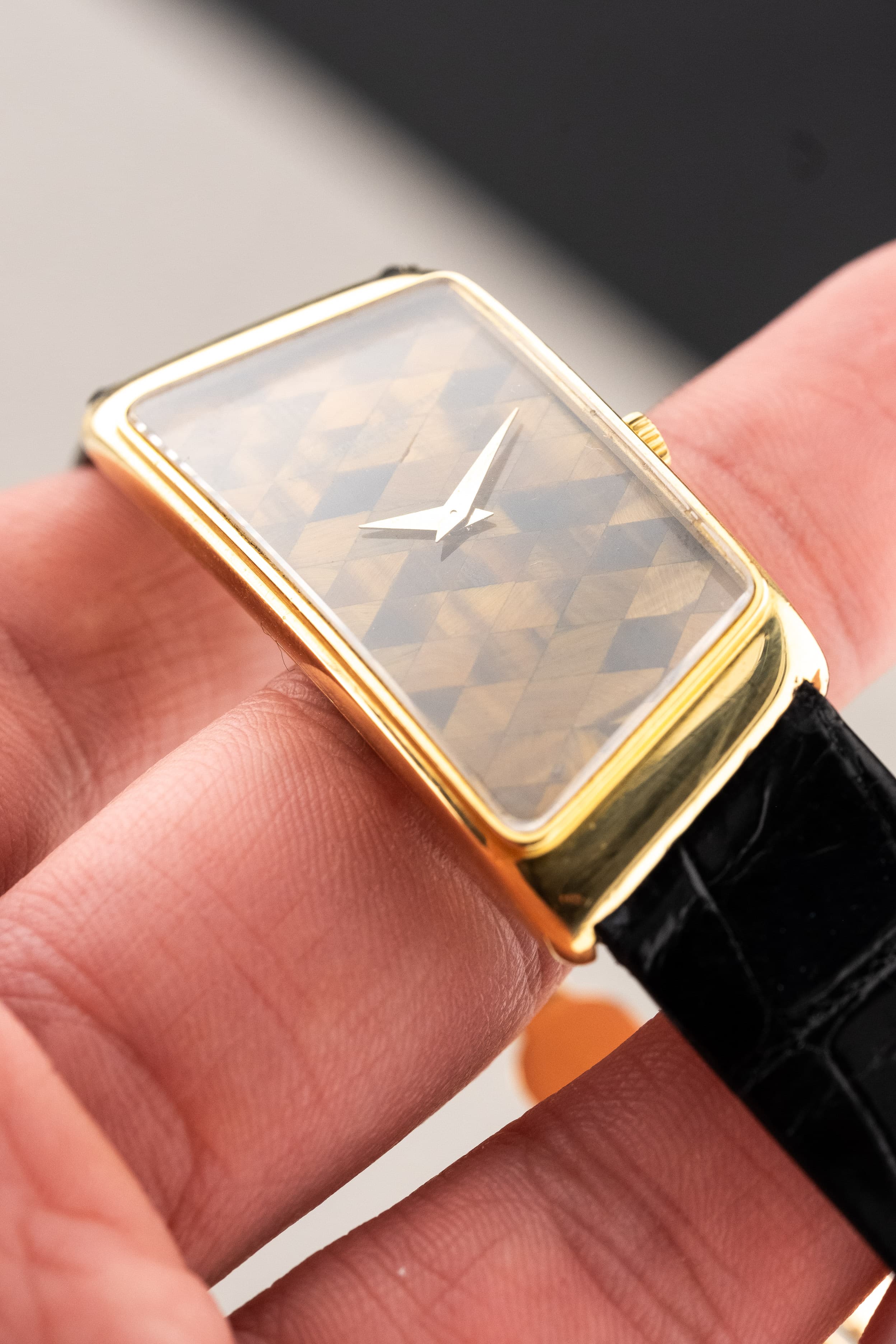 2YEY Extraordinaire Vacheron & Constantin Prestige de la France en or jaune et marqueterie d’œil-de-tigre, vendue en 1976 – Full Set et Unique - Feature