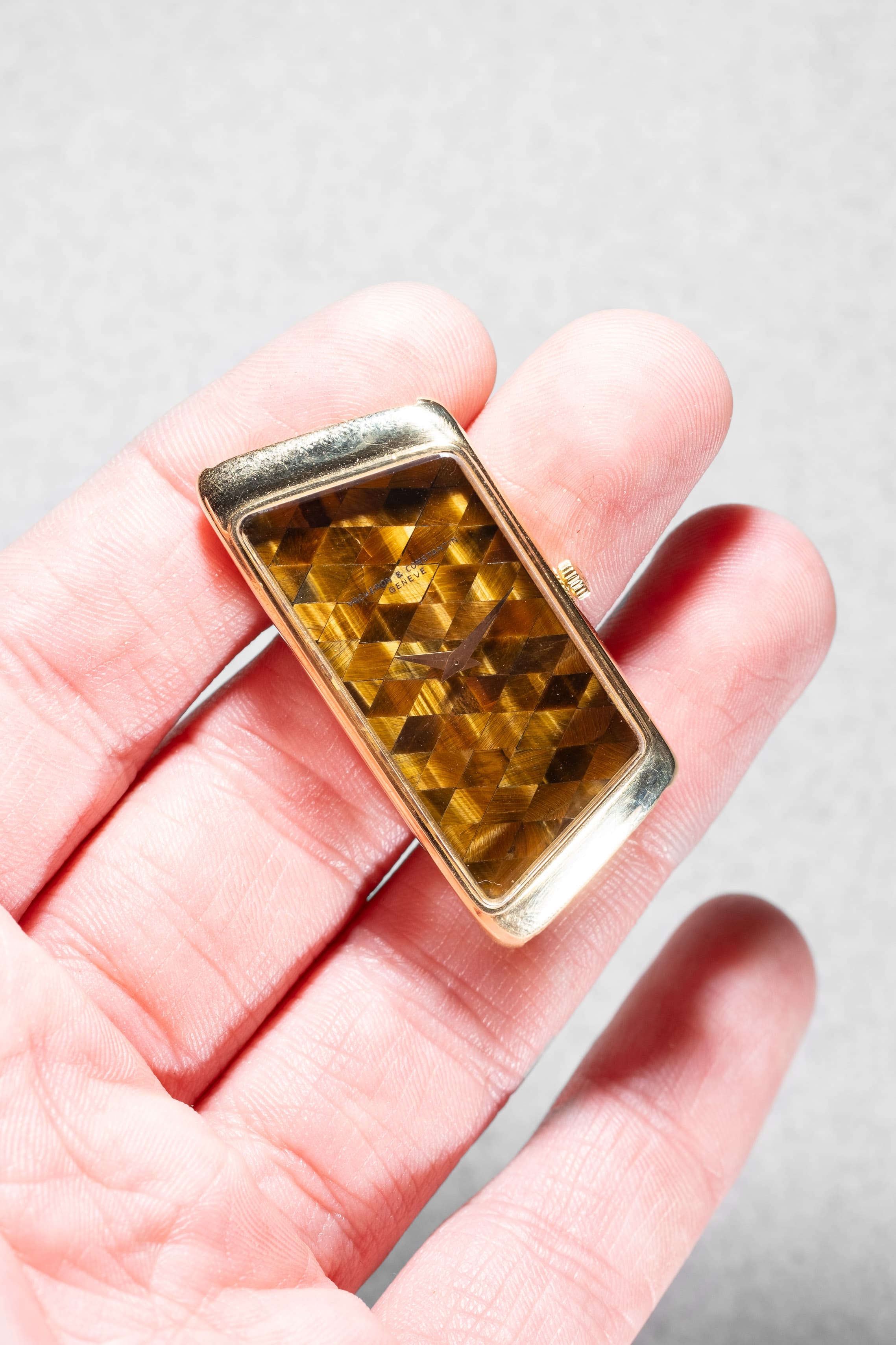 2YEY Extraordinaire Vacheron & Constantin Prestige de la France en or jaune et marqueterie d’œil-de-tigre, vendue en 1976 – Full Set et Unique - Front