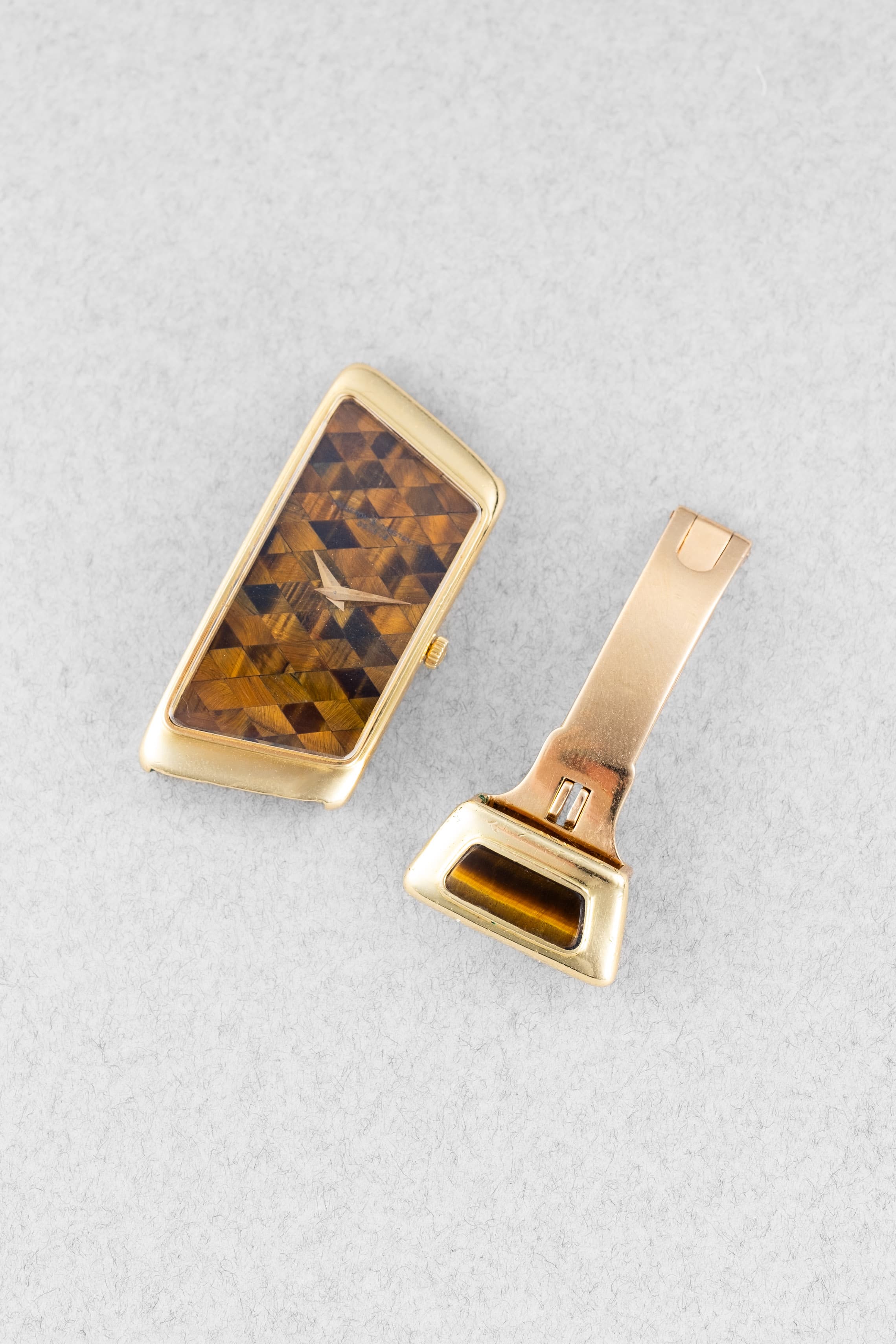 2YEY Extraordinaire Vacheron & Constantin Prestige de la France en or jaune et marqueterie d’œil-de-tigre, vendue en 1976 – Full Set et Unique - Overview