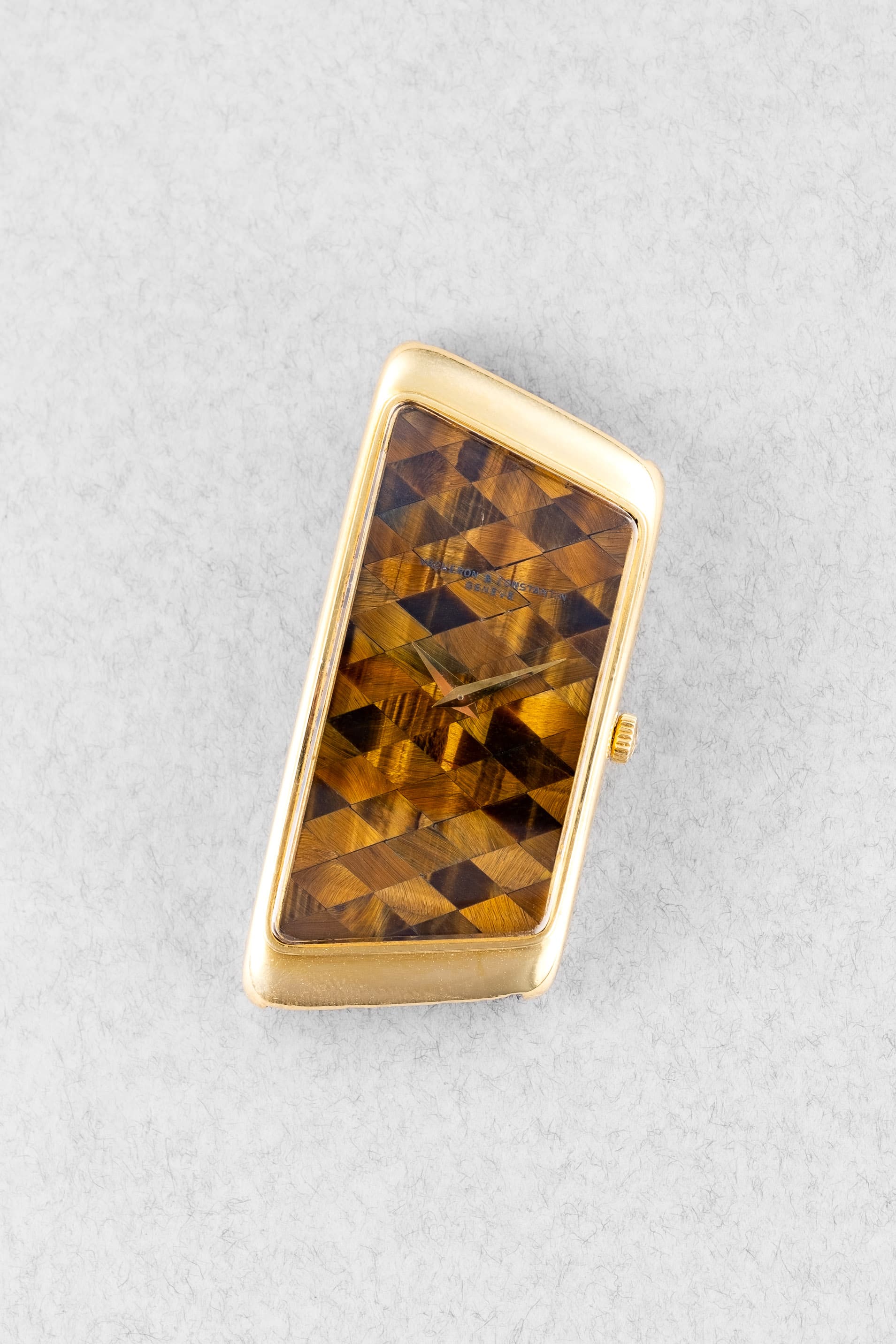 2YEY Extraordinaire Vacheron & Constantin Prestige de la France en or jaune et marqueterie d’œil-de-tigre, vendue en 1976 – Full Set et Unique - Three Quarters