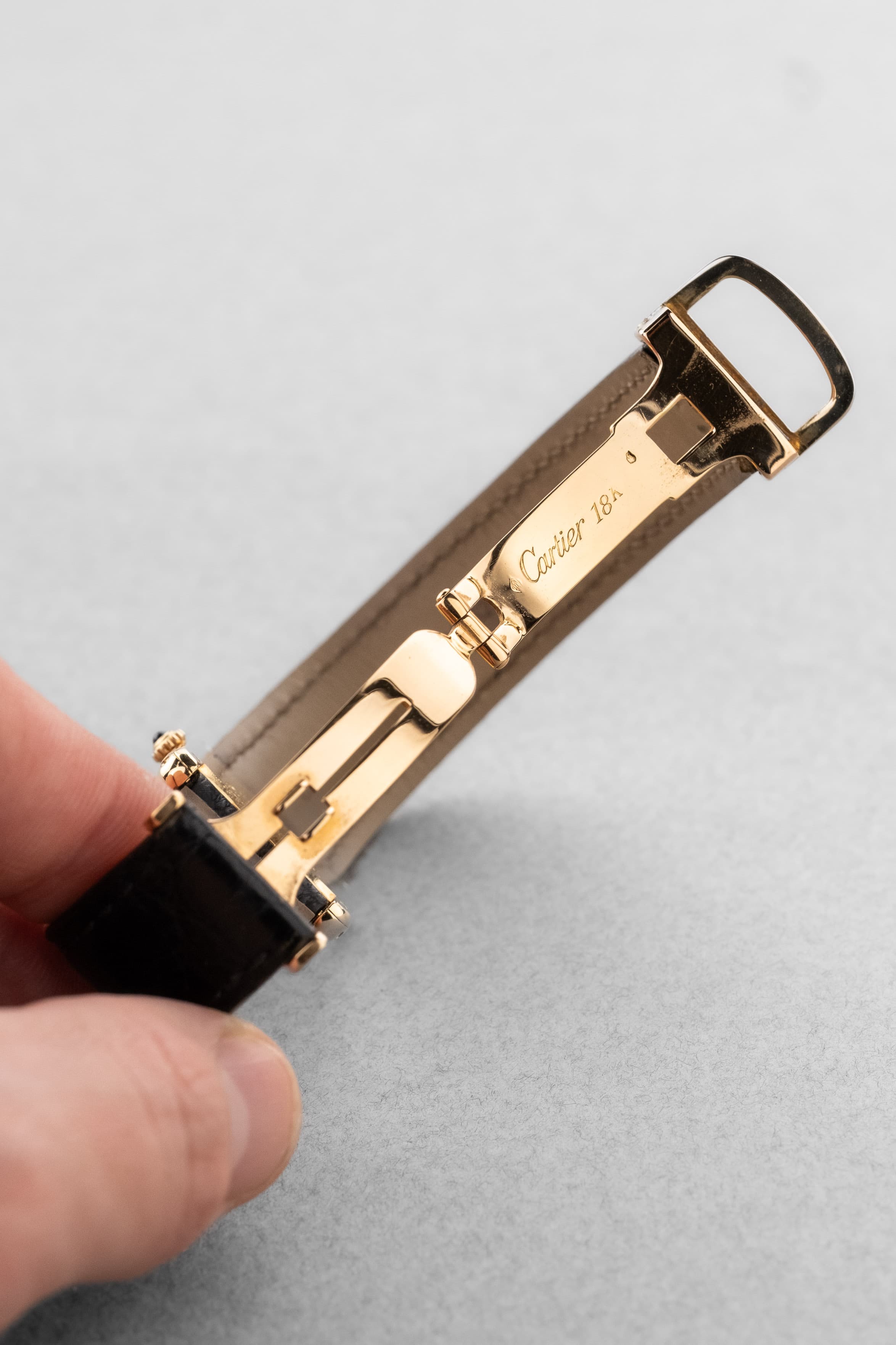 SFL7 Cartier Tank Louis réf. 88105 en or jaune, circa 1985 – Boucle déployante d'origine en or et parfait état - Buckle Inside