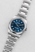 3WCY Rolex Oyster Perpetual 34 réf. 114200 de 2018 – Cadran bleu « Explorer 3-6-9 », Parfait état et Full Set - Three Quarters