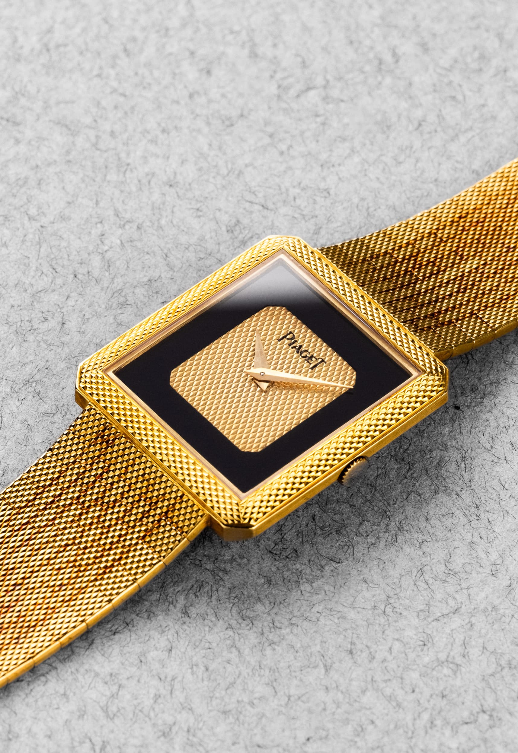 5LC5 Superbe Piaget Protocole 91546C7 en or jaune et onyx - Three Quarters