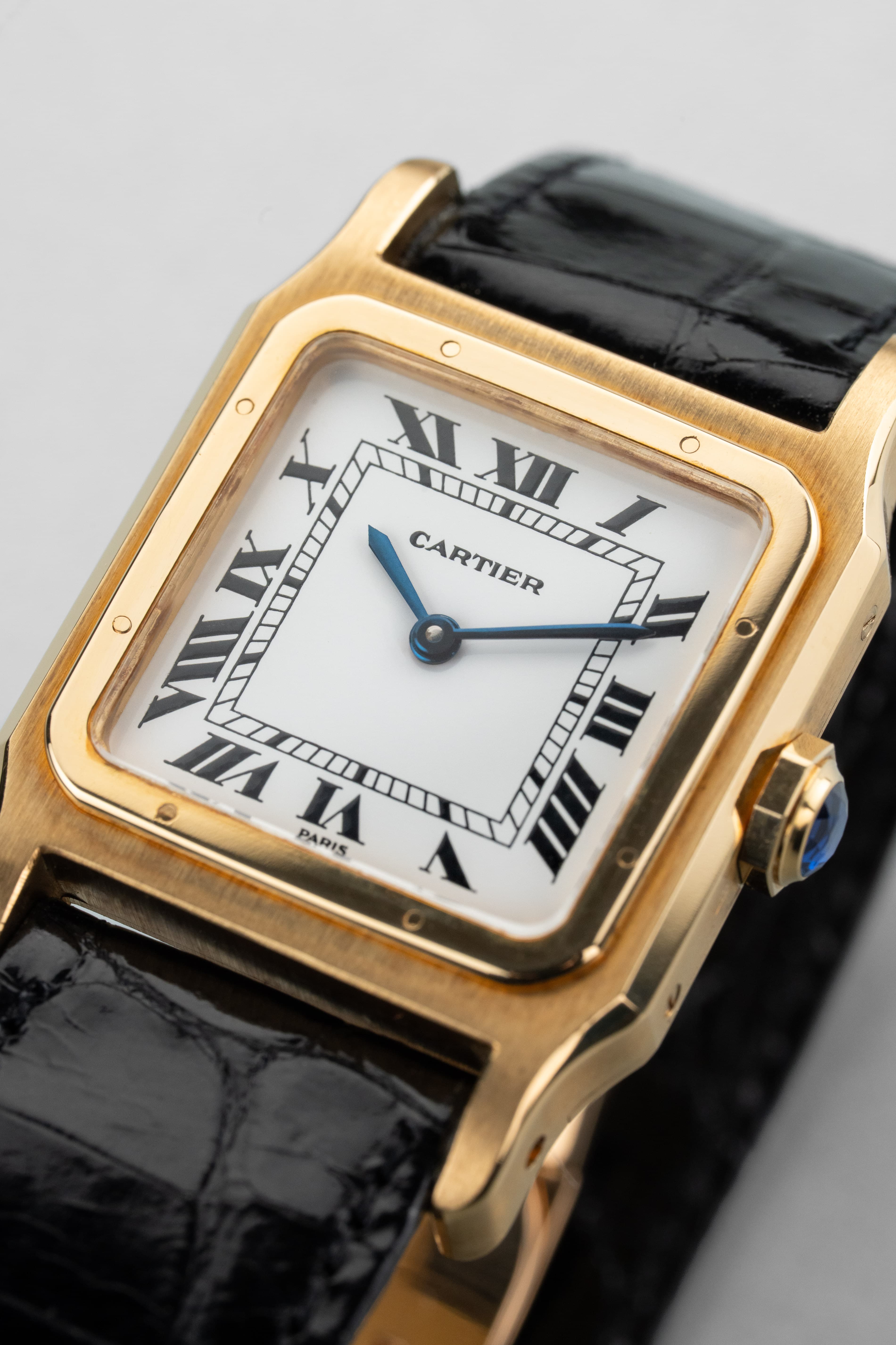 5MDB Sublime Cartier Santos-Dumont GM réf. 78097 « PARIS » en or jaune, circa 1973 – Neuve de stock - Dial