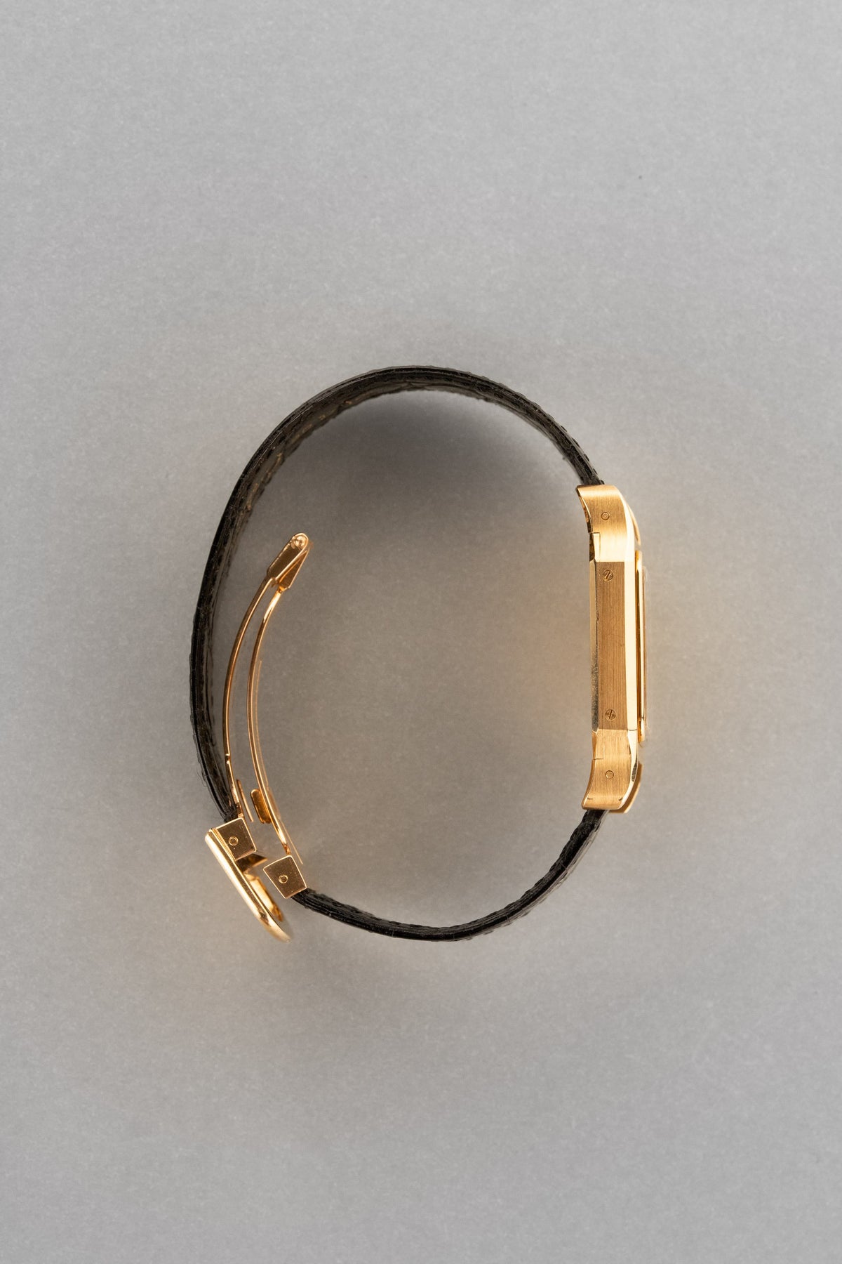 5MDB Sublime Cartier Santos-Dumont GM Ref. 78097 “PARIS” in Yellow Gold, circa 1973 – New Old Stock - Left side