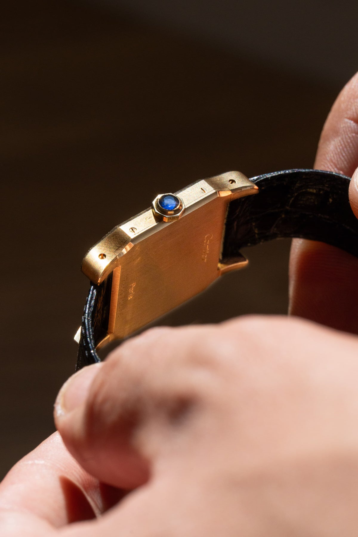 5MDB Sublime Cartier Santos-Dumont GM Ref. 78097 “PARIS” in Yellow Gold, circa 1973 – New Old Stock - Right side