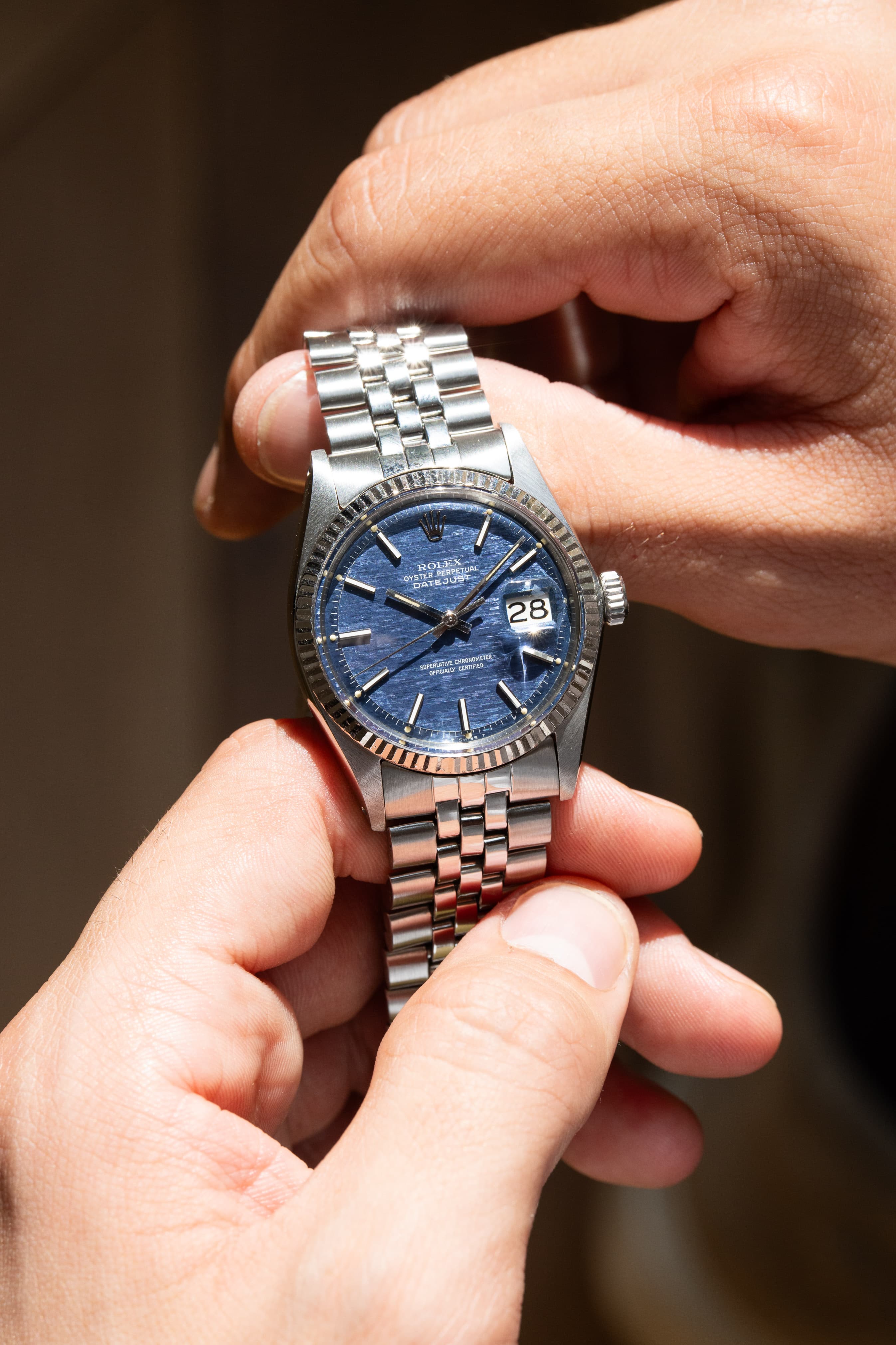 6DQ9 精美的 Rolex Datejust 型號 1601 不鏽鋼腕錶，1969 年——「Bleu Shantung/Mosaïque」字盤 - 情境照