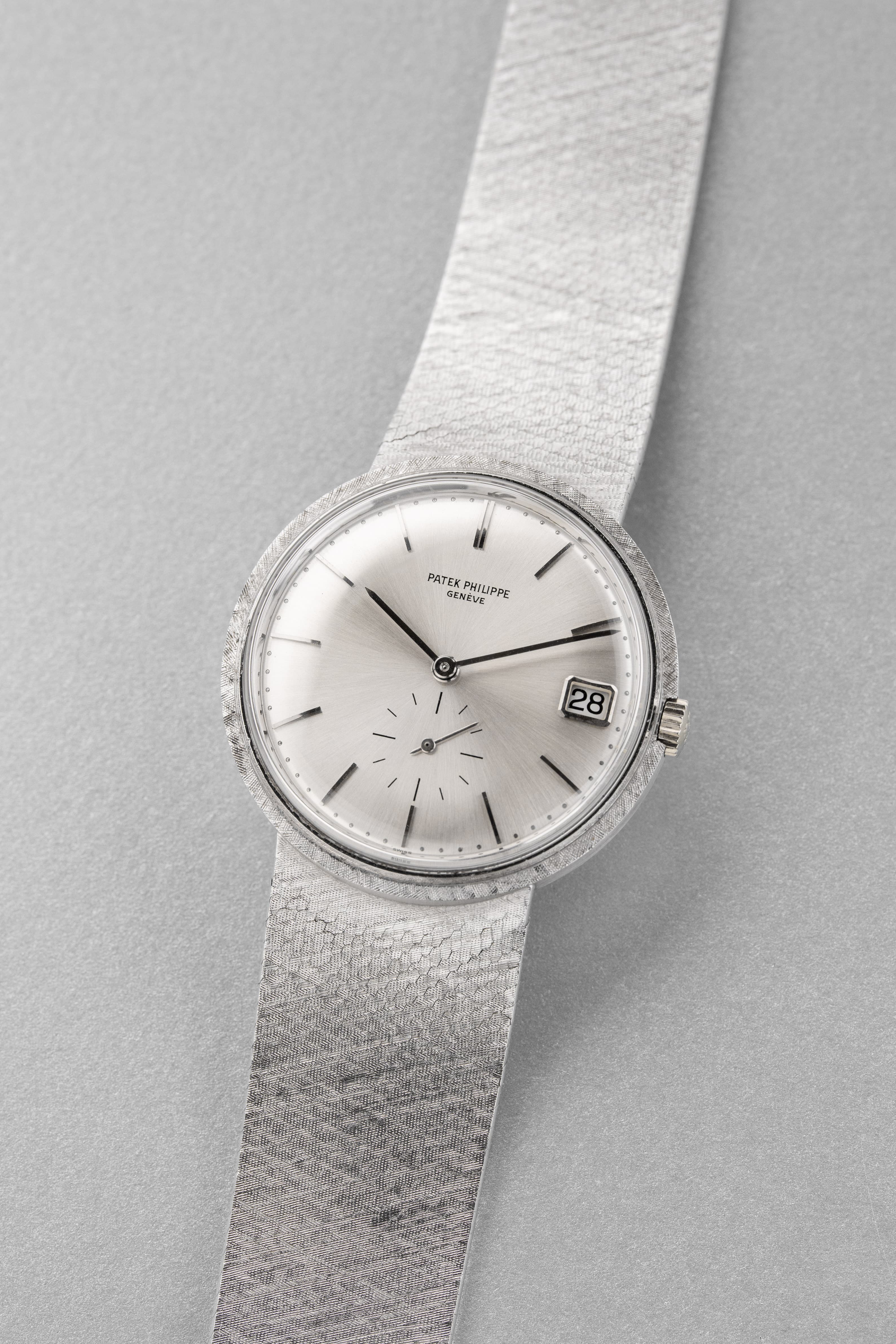 6TFR Patek Philippe Calatrava 3445/6 Automática « Florentine » en oro blanco, circa 1968 - Tres cuartos