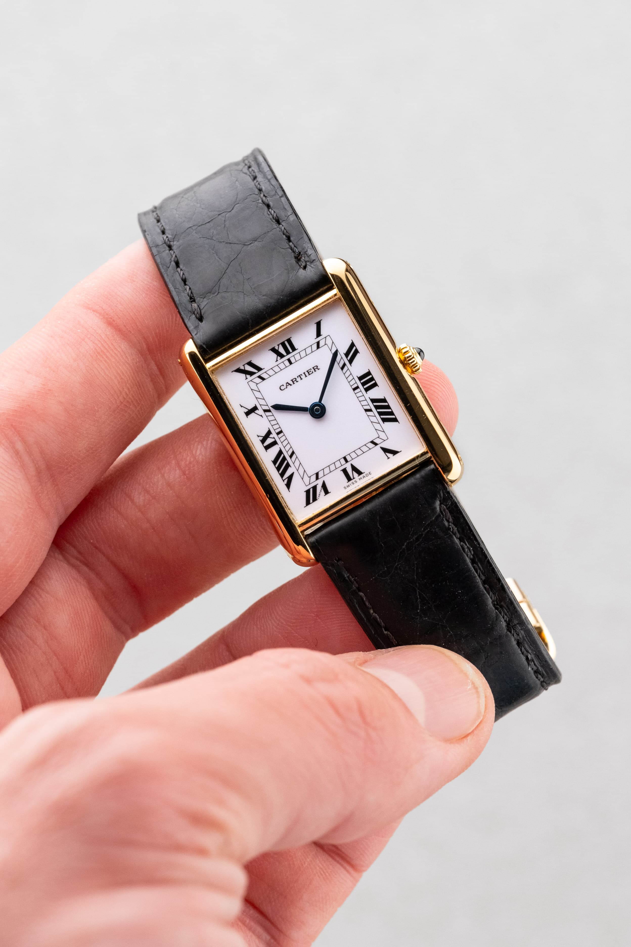 SFL7 Cartier Tank Louis réf. 88105 en or jaune, circa 1985 – Boucle déployante d'origine en or et parfait état - Lifestyle