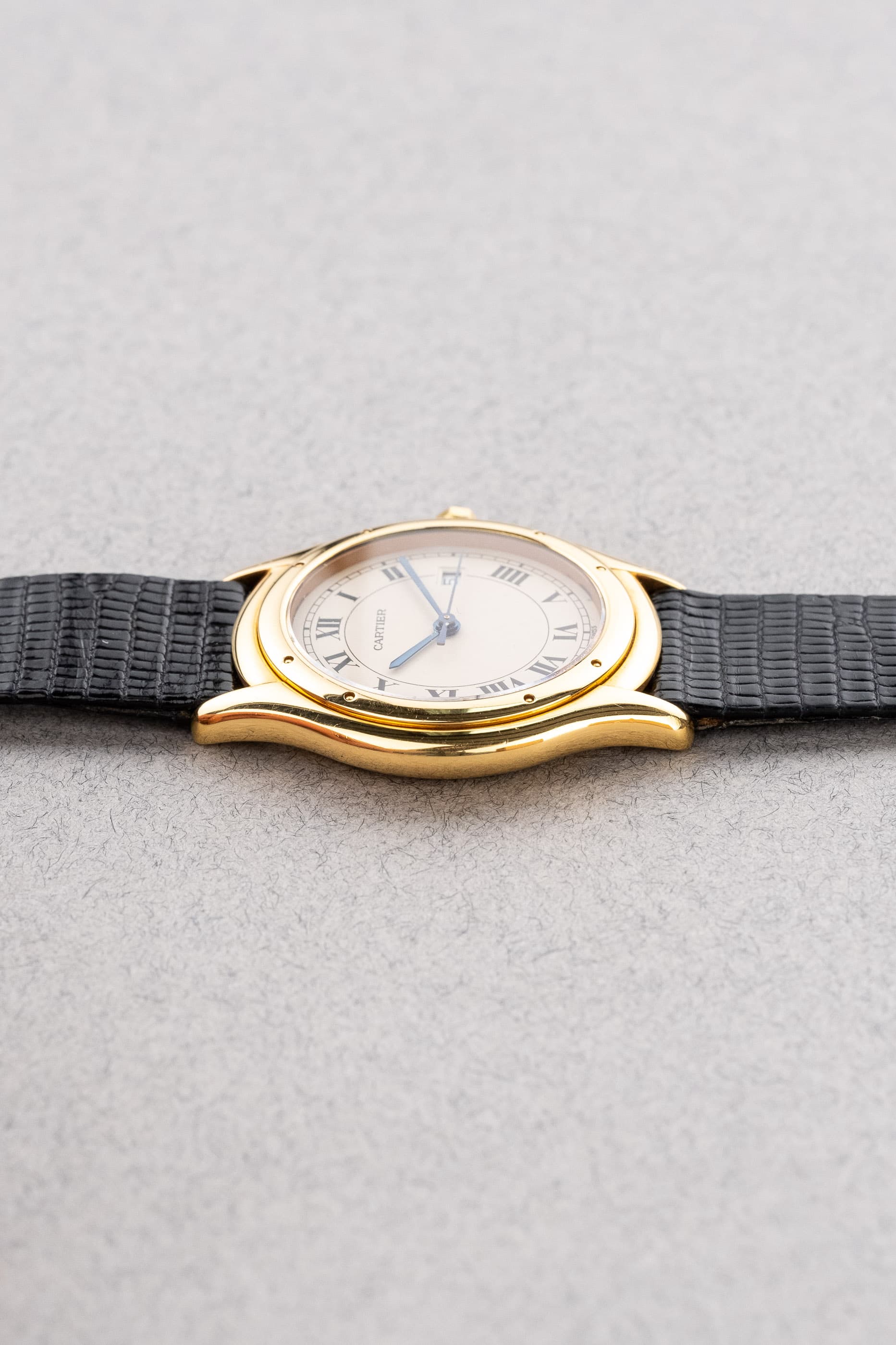 767Y Cartier Cougar 887904C en or jaune - Left side