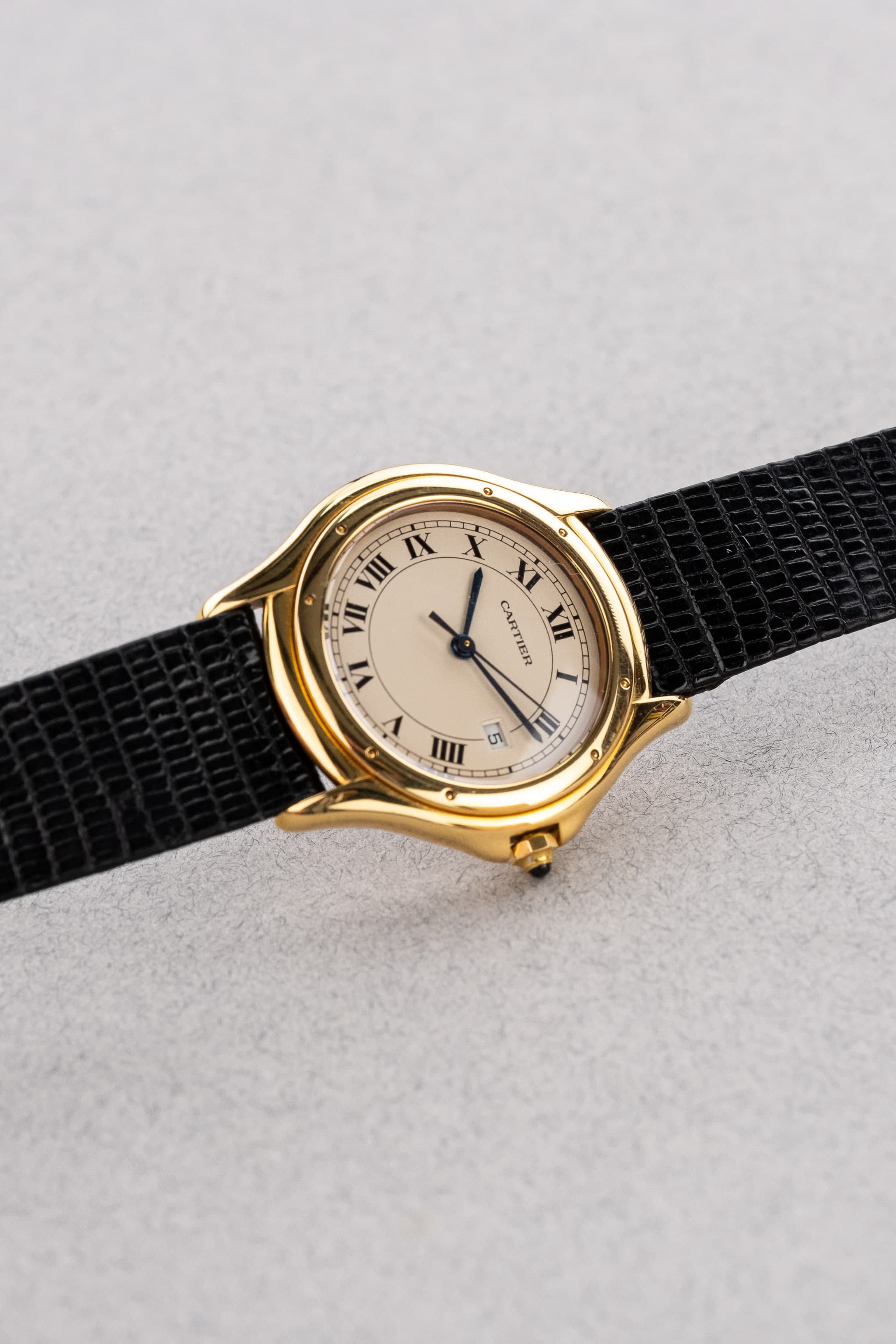 767Y Cartier Cougar 887904C en or jaune - Overview