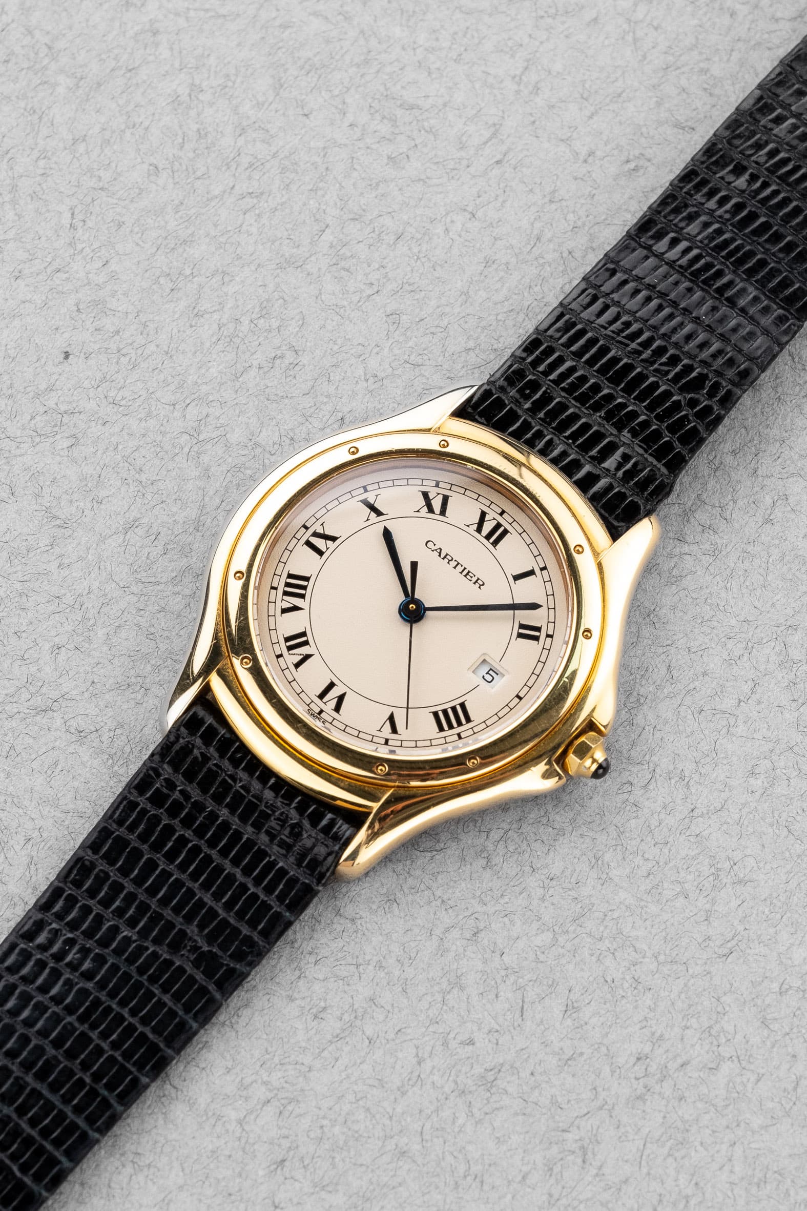 767Y Cartier Cougar 887904C en or jaune - Three Quarters