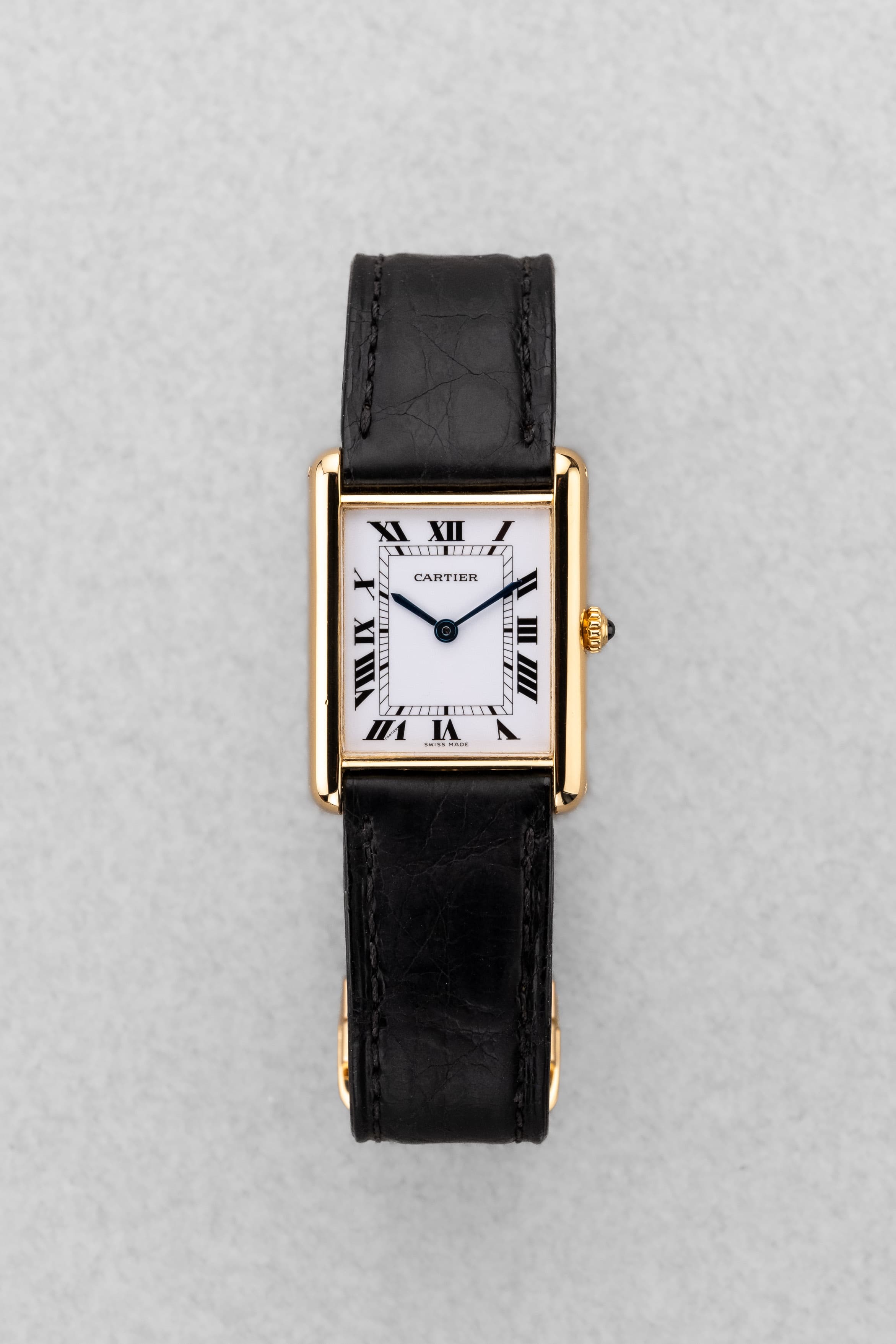 SFL7 Cartier Tank Louis réf. 88105 en or jaune, circa 1985 – Boucle déployante d'origine en or et parfait état - Front