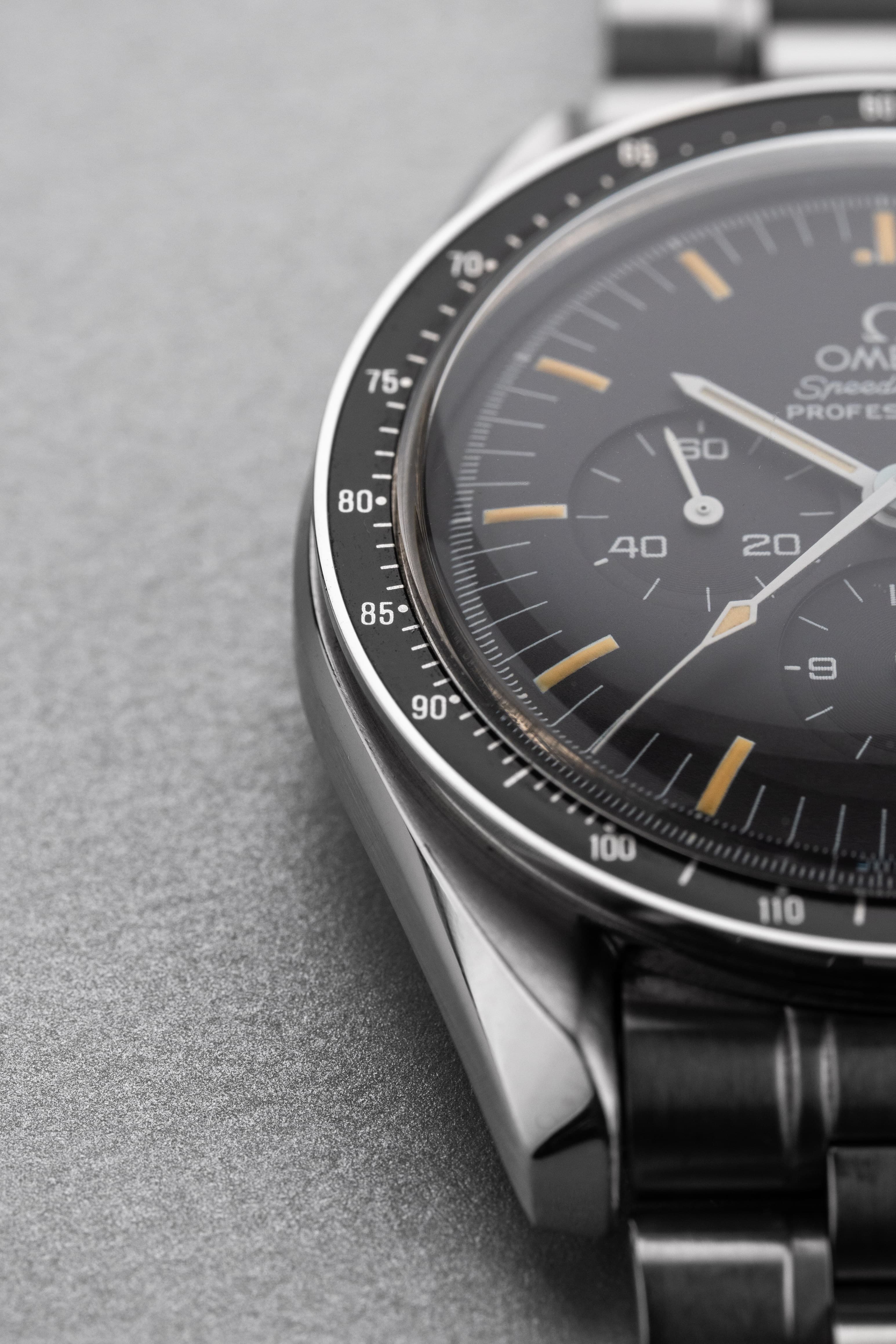 8H6E Omega Speedmaster Moonwatch ref. 3590.50/145.022 circa 1992 – Tritium patinato - Lato sinistro