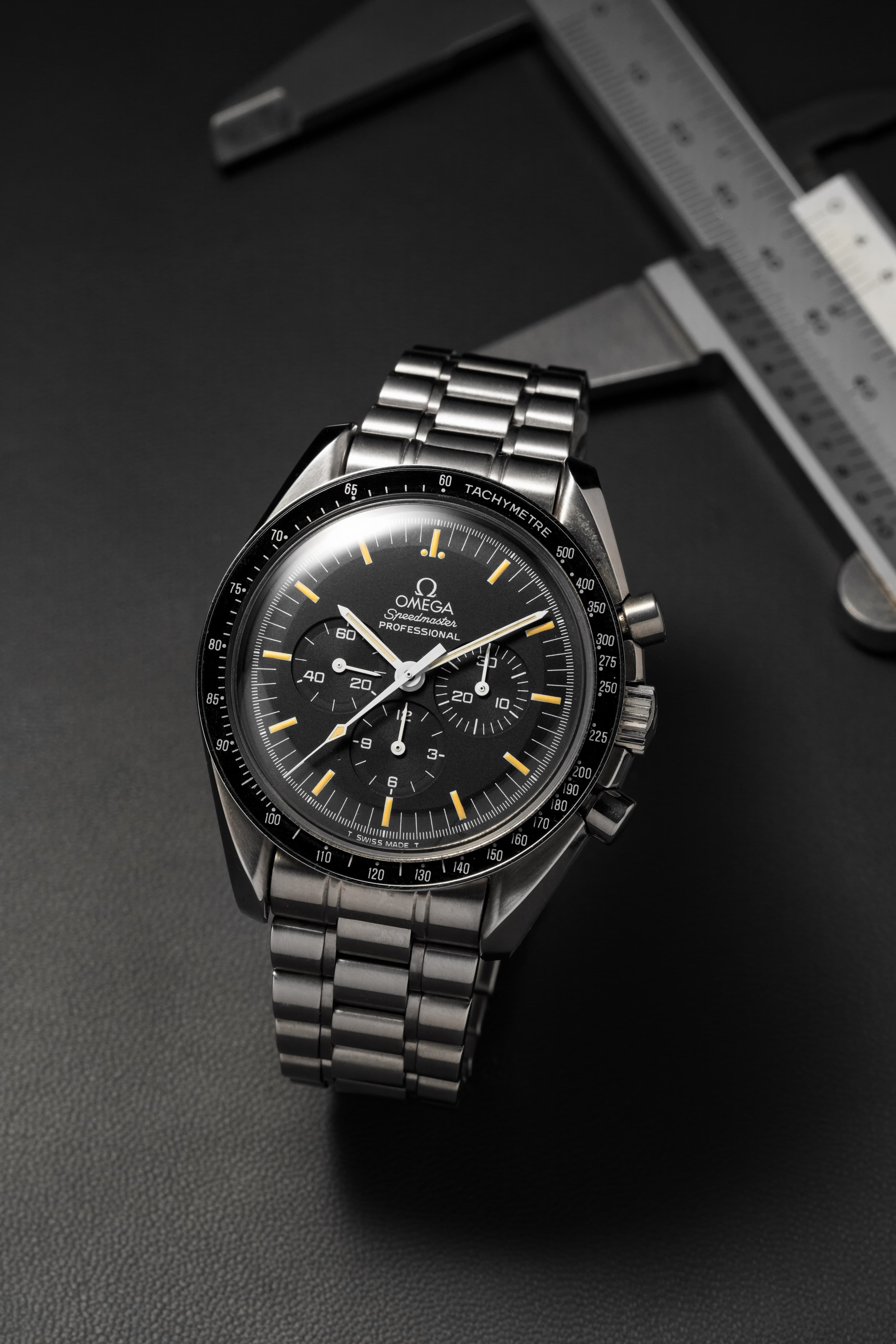 8H6E Omega Speedmaster Moonwatch ref. 3590.50/145.022 circa 1992 – Tritium patinato - Panoramica