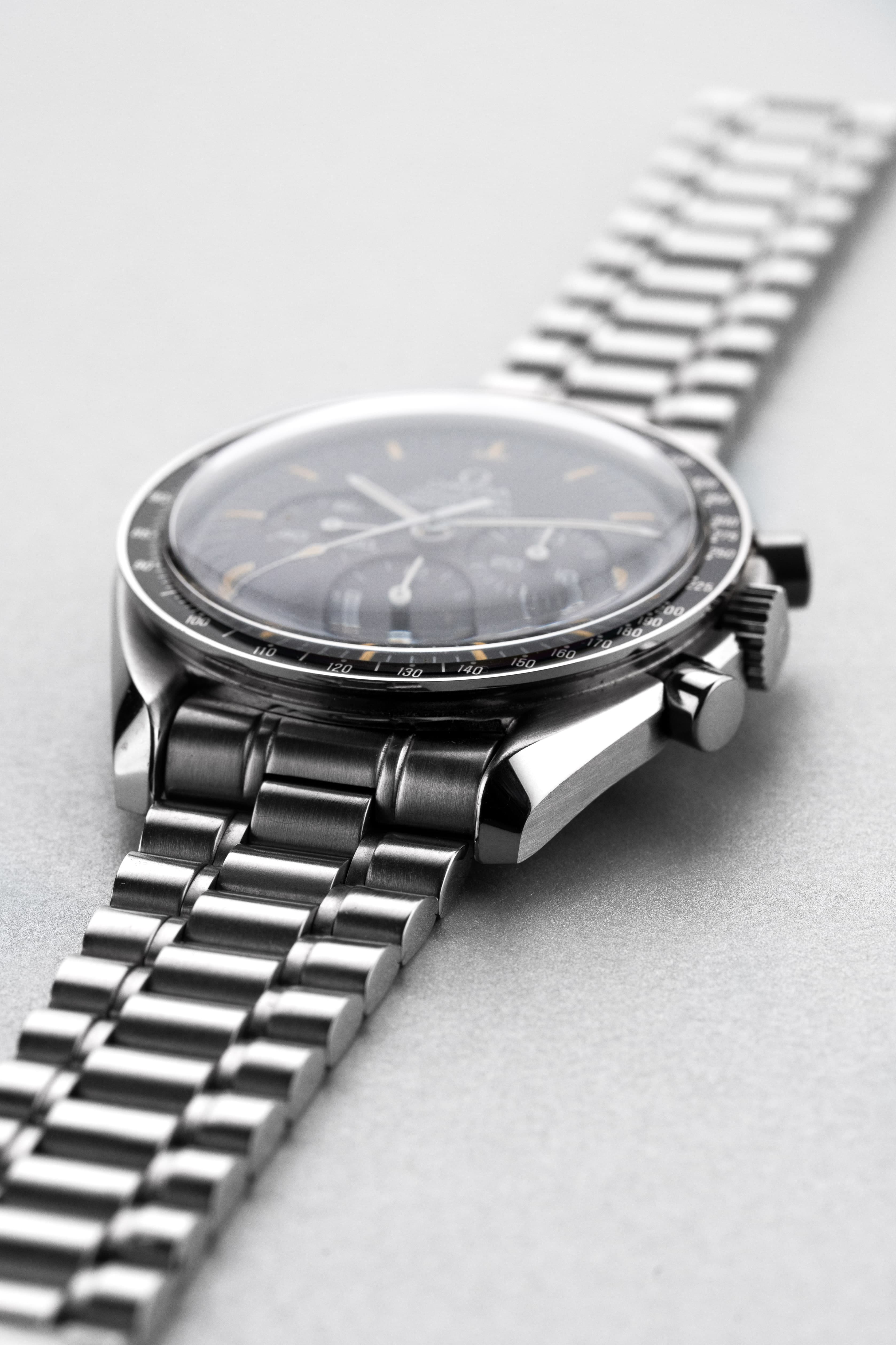 8H6E Omega Speedmaster Moonwatch ref. 3590.50/145.022 circa 1992 – Tritium patinato - Lato destro