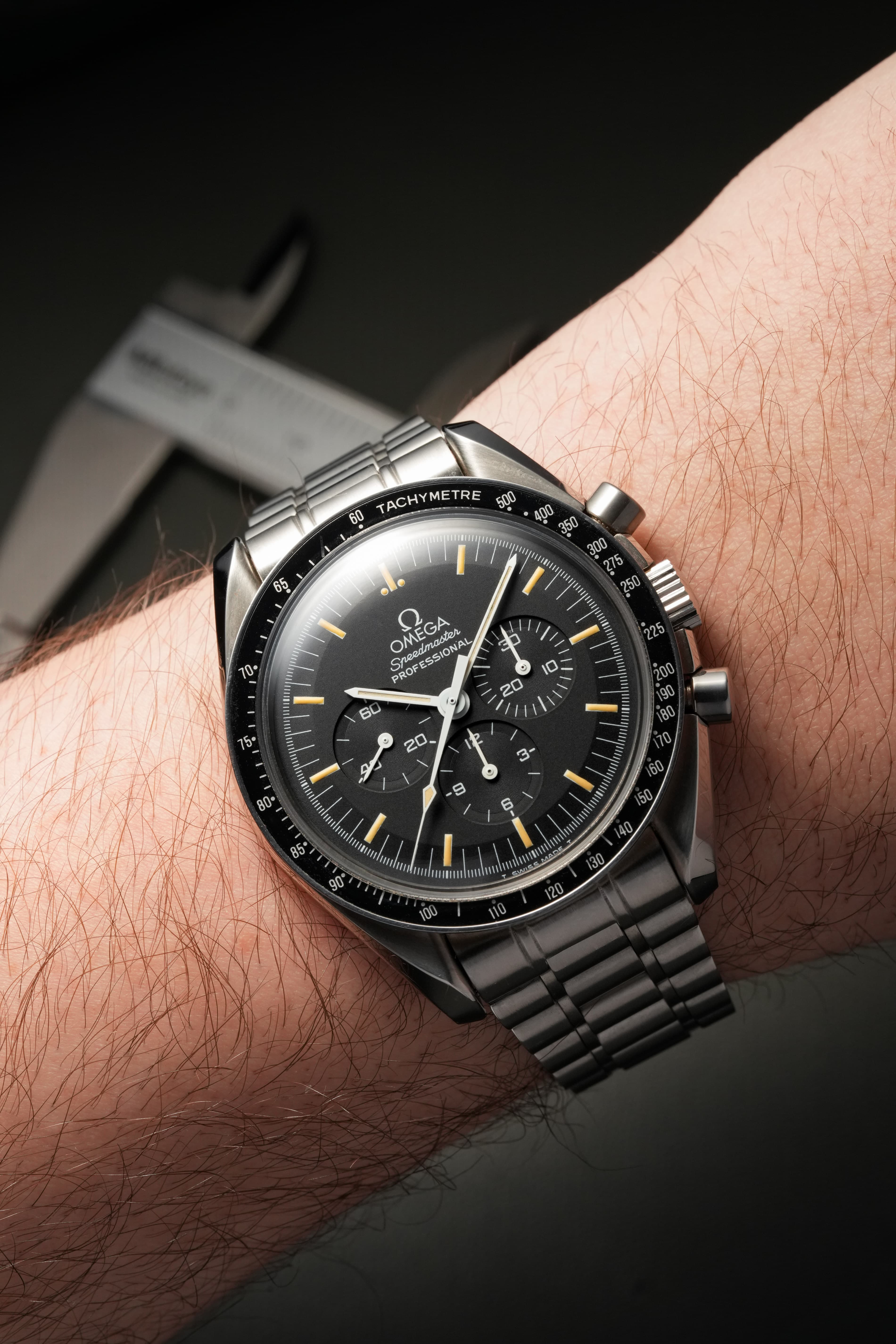 8H6E Omega Speedmaster Moonwatch ref. 3590.50/145.022 circa 1992 – Tritium patinato - Wristshot