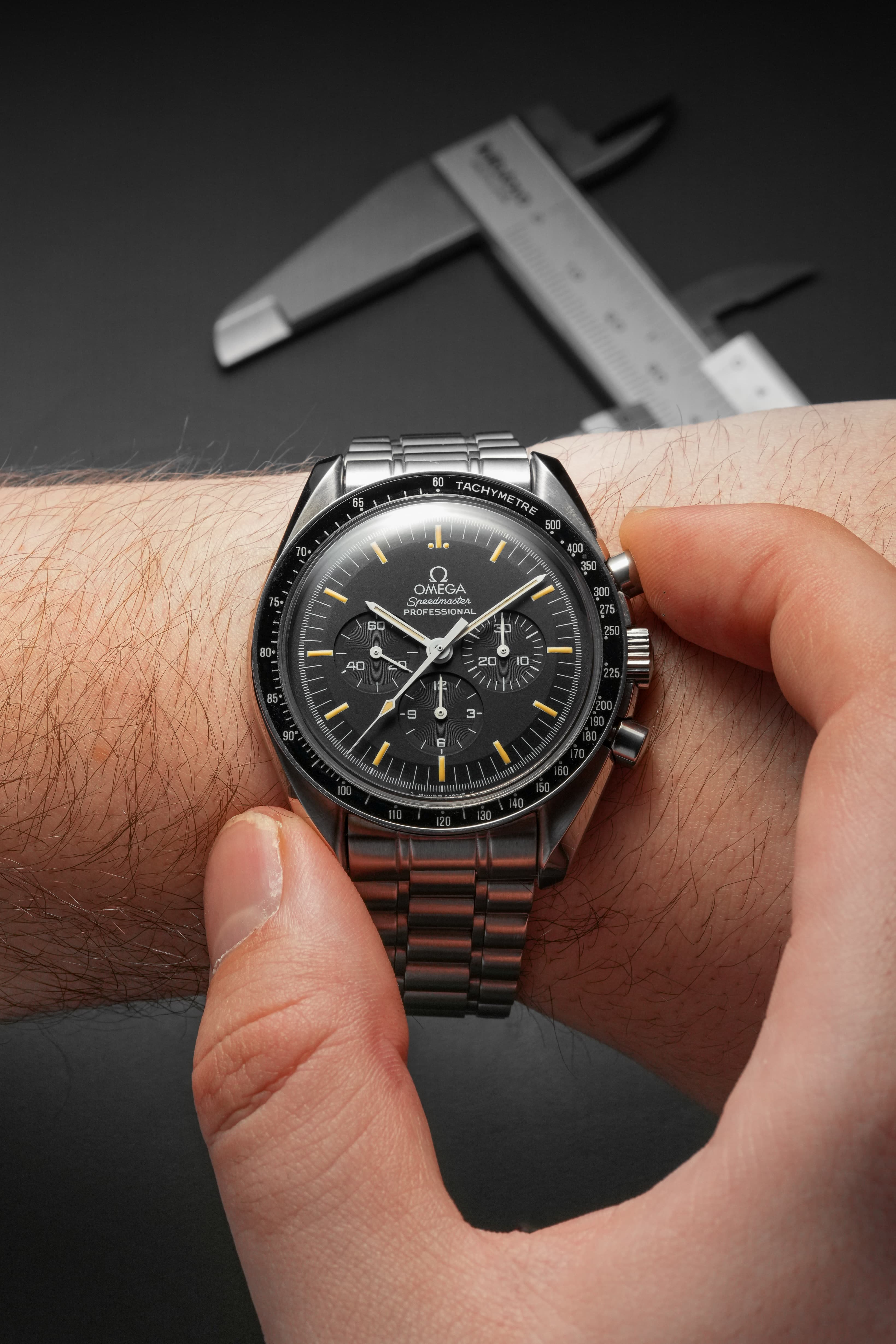 8H6E Omega Speedmaster Moonwatch ref. 3590.50/145.022 circa 1992 – Tritium patinato - Wristshot
