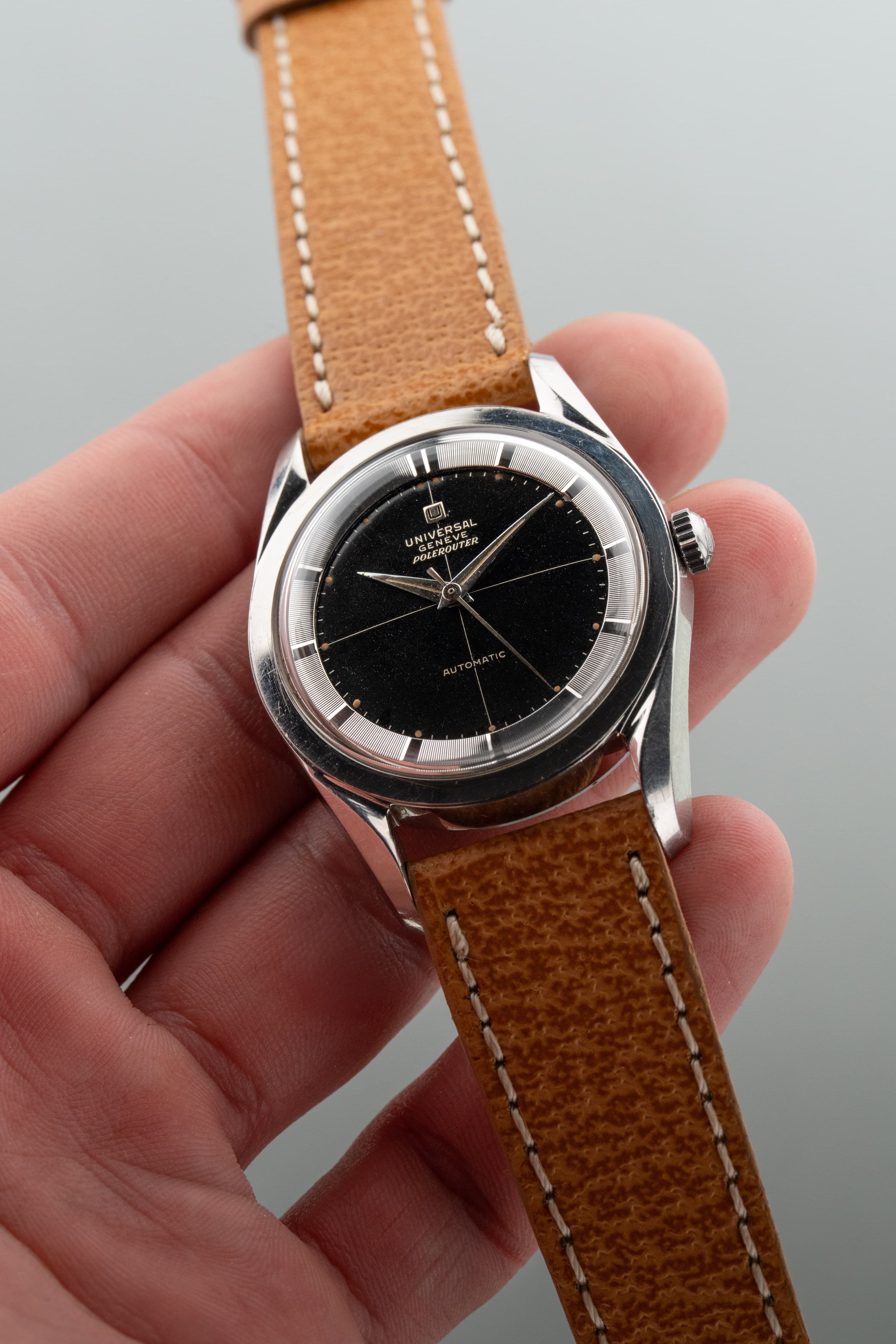8H9A Superbe Universal Genève Polerouter réf. 20217/4 de 1955-1956 - Feature