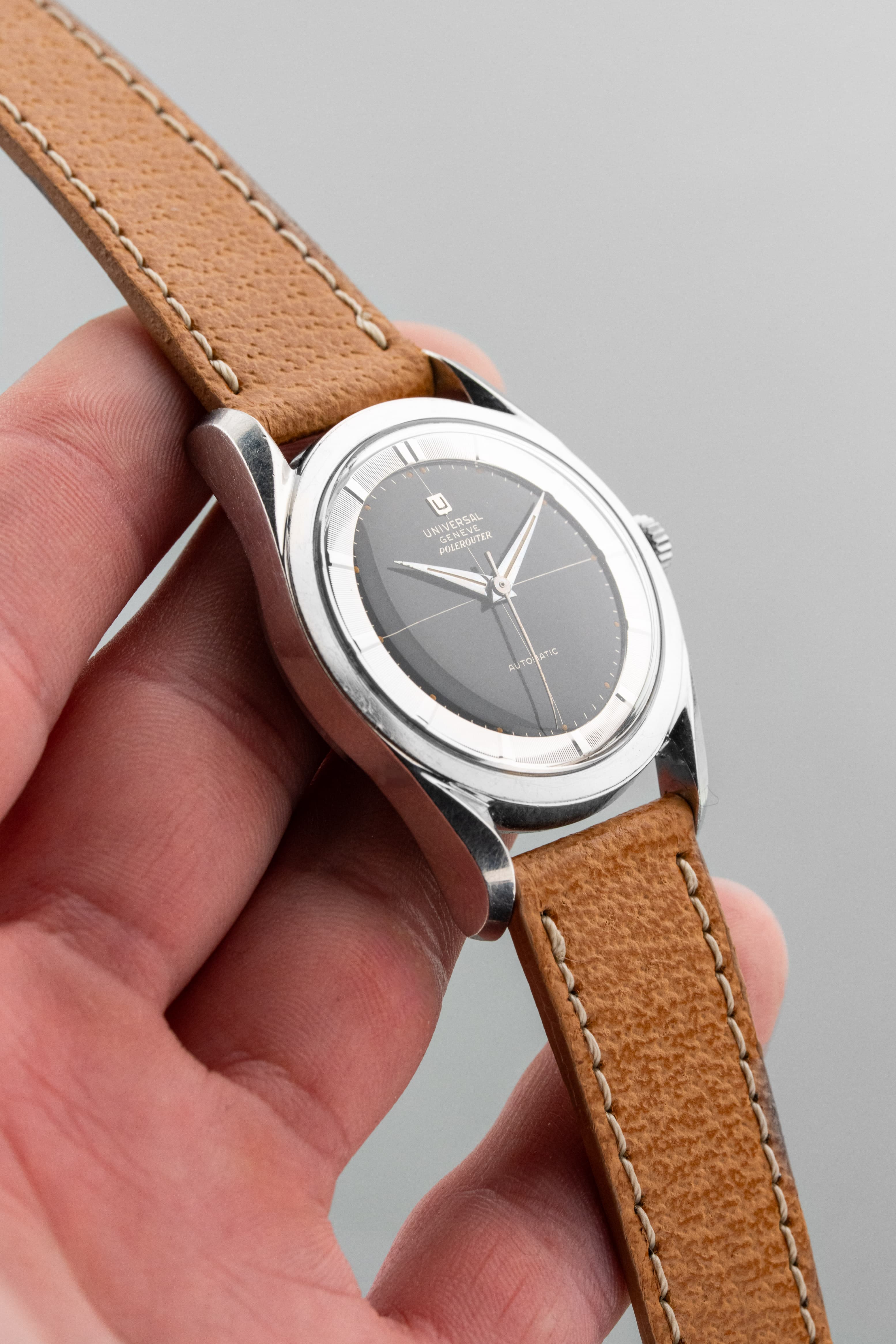 8H9A Superbe Universal Genève Polerouter réf. 20217/4 de 1955-1956 - Feature