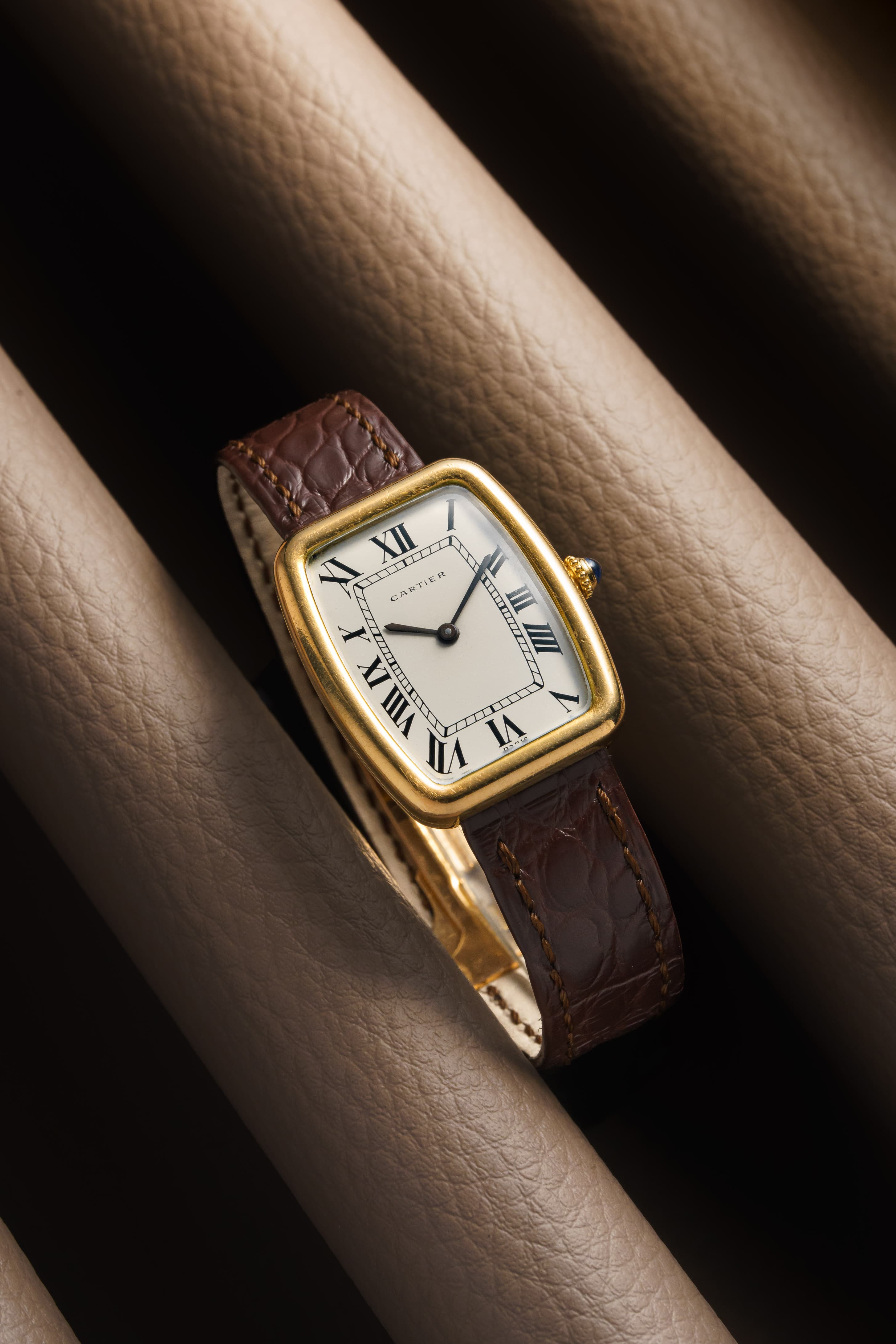 8URX Cartier « Tank Fabergé/Square Incurvée PARIS » ref. 78101 in oro giallo, circa 1973 - Lifestyle