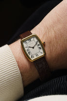 8URX Cartier 「Tank Fabergé/Square Incurvée PARIS」 ref. 78101, 옐로우 골드, circa 1973 - 손목 착용