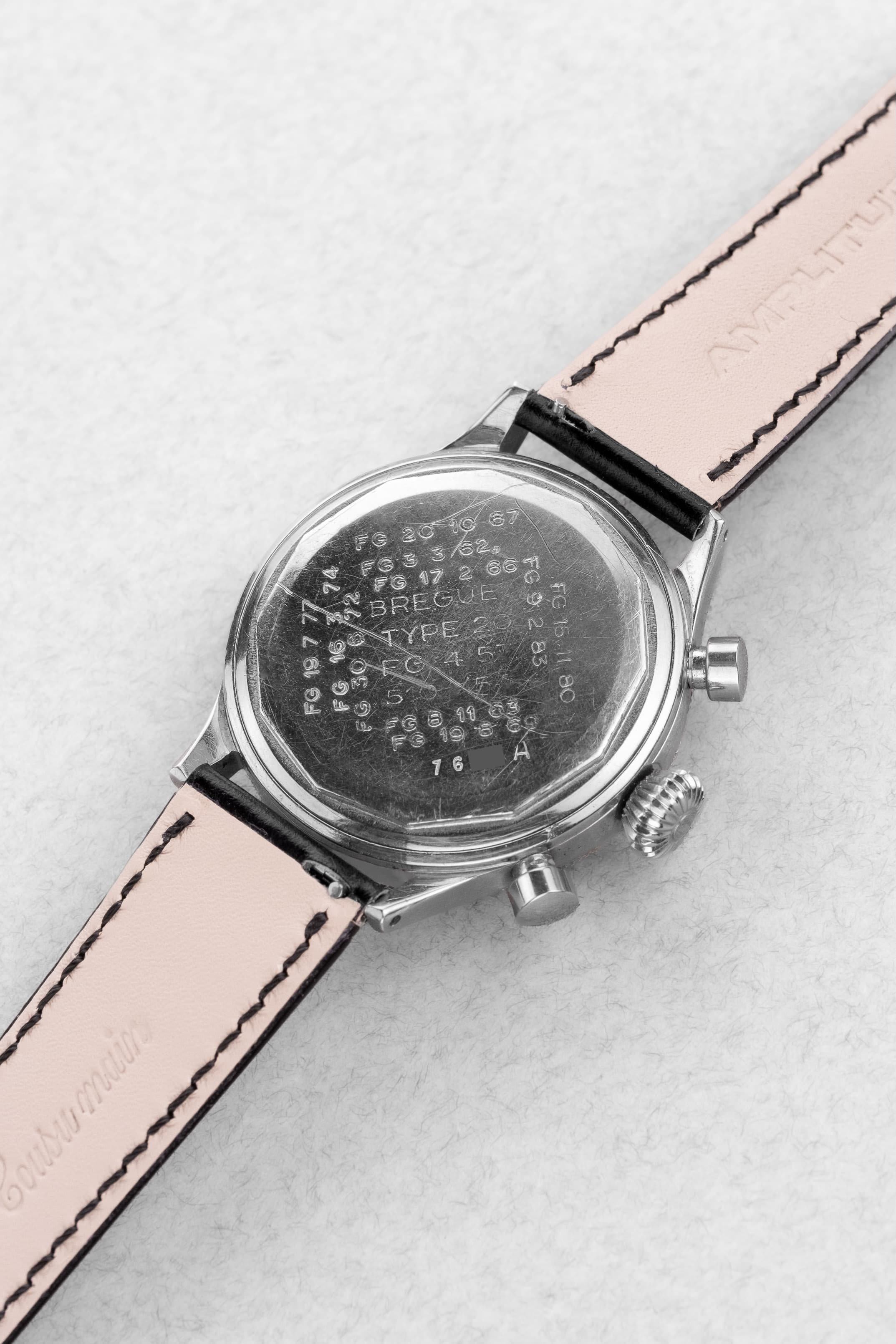 P4P7 Exceptionnel chronographe Breguet Type 20 militaire 5101/54 de 1ère génération, cadran « Glossy Gilt »/Laqué, livré au Ministère de l'Air en 1956 - Back