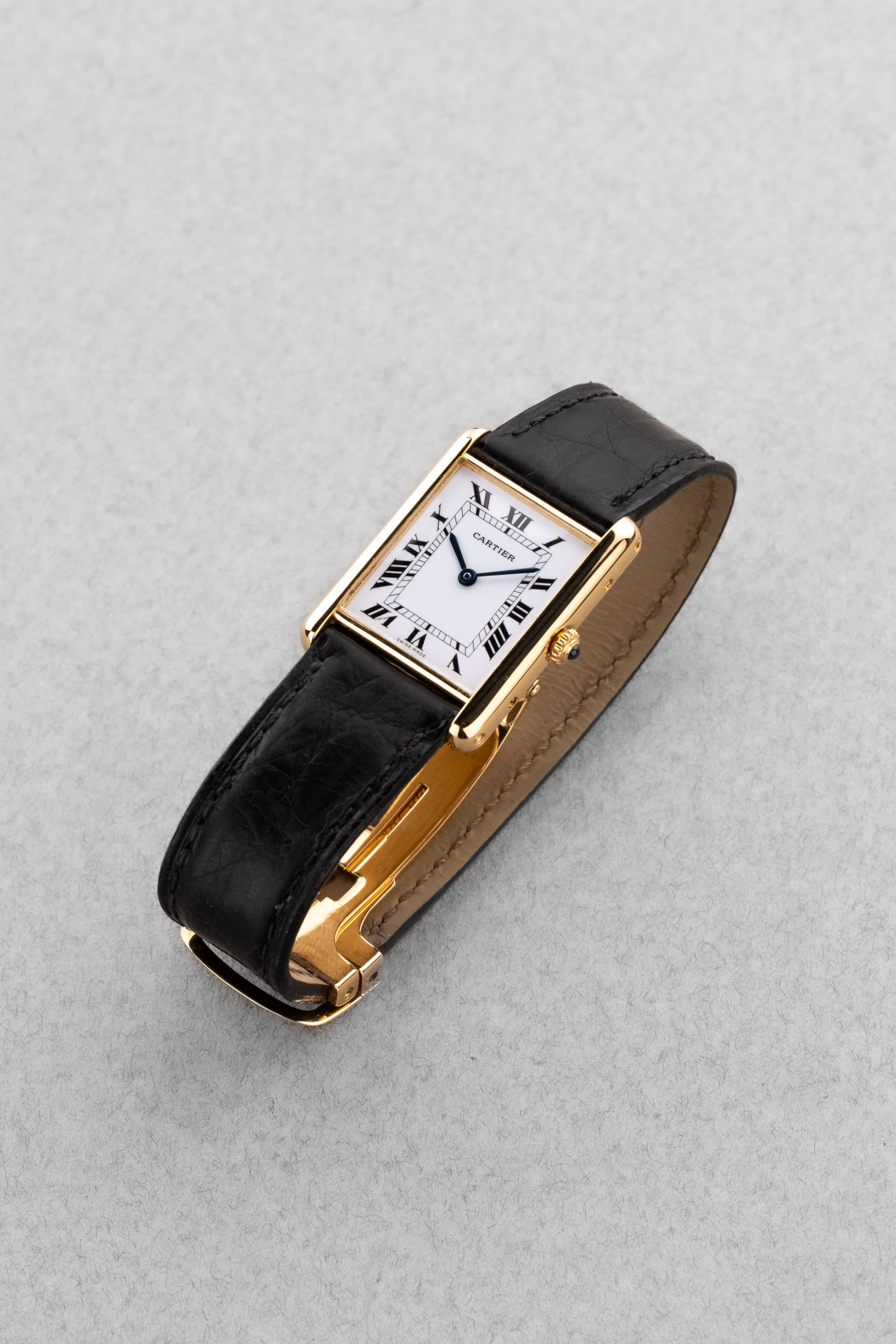 SFL7 Cartier Tank Louis réf. 88105 en or jaune, circa 1985 – Boucle déployante d'origine en or et parfait état - Three Quarters