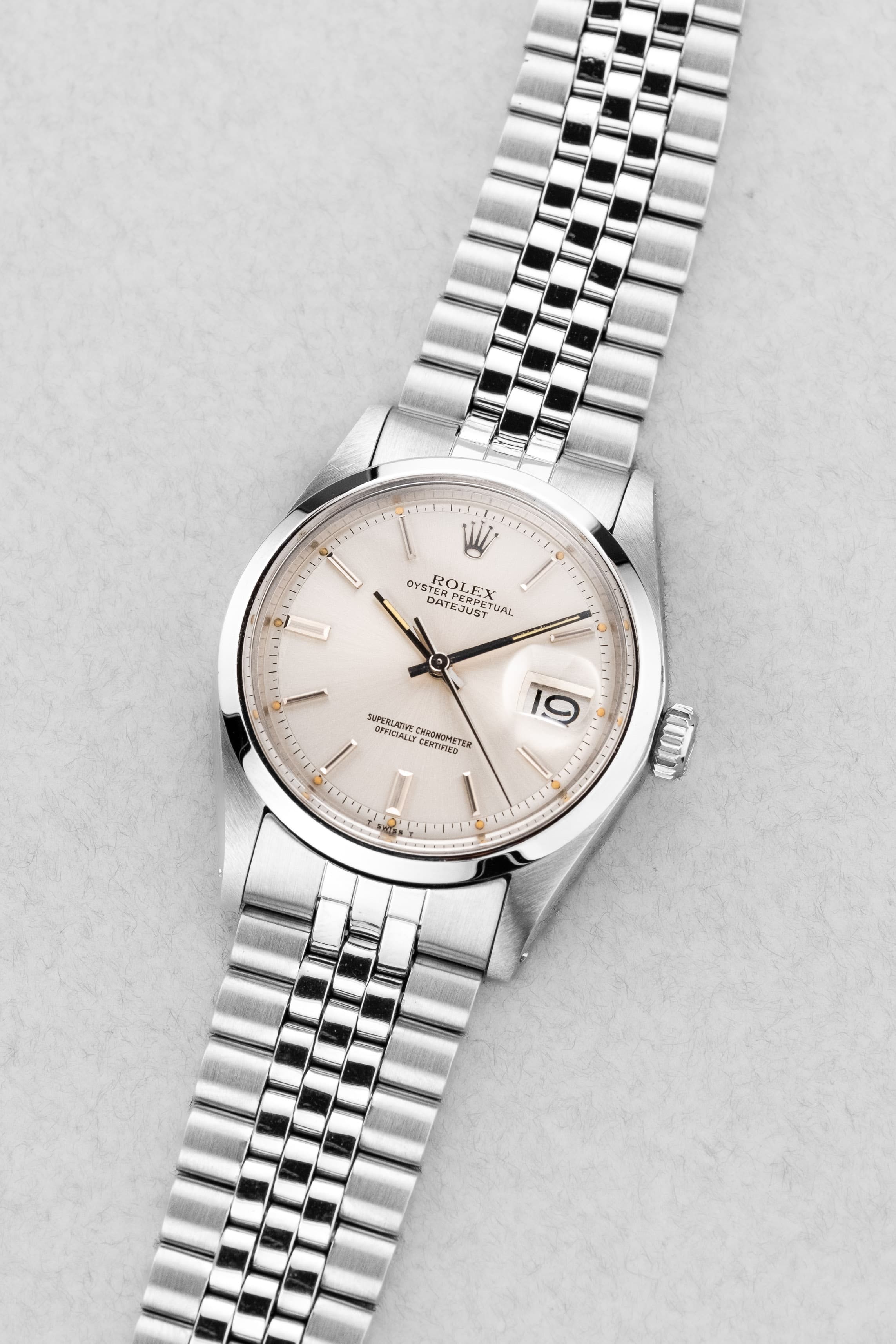 ADZN Rolex Datejust Ref. 1600 in Stahl von 1975 – „Silver“-Zifferblatt - Dreiviertelansicht