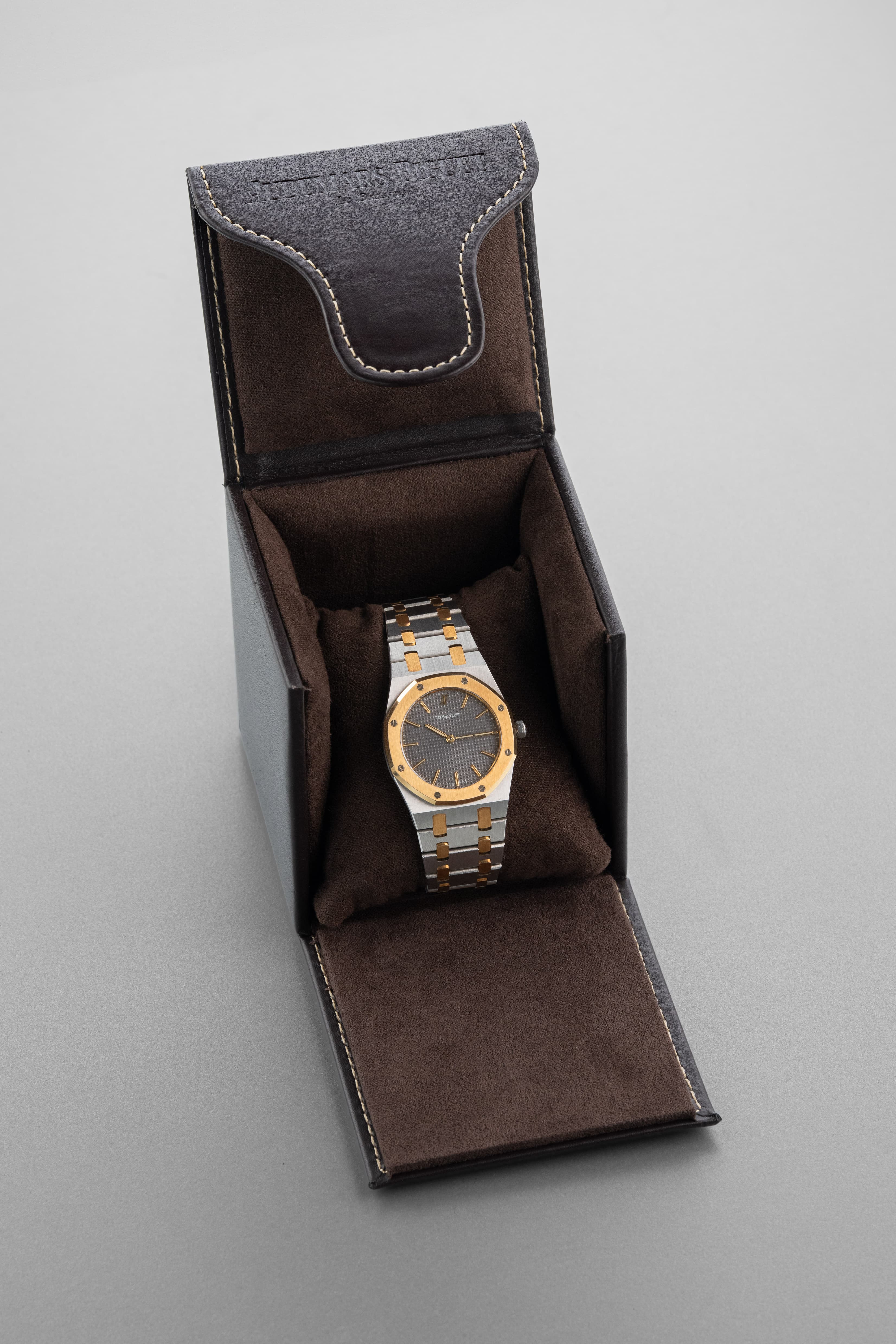BP5B Audemars Piguet Royal Oak ref. 56303SA из стали и жёлтого золота, 1999 г. — Full Set и состояние нового - Коробка