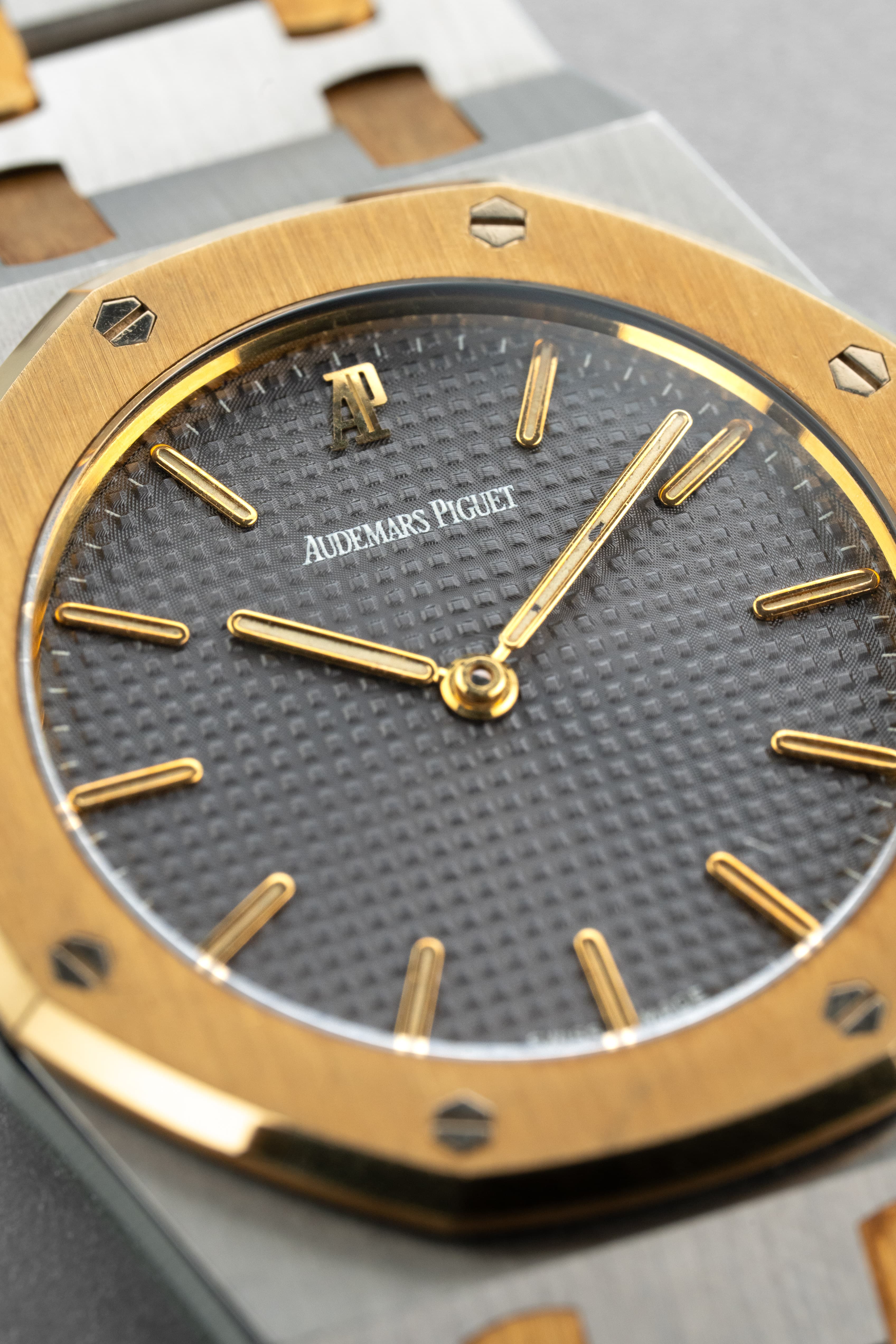 BP5B Audemars Piguet Royal Oak ref. 56303SA из стали и жёлтого золота, 1999 г. — Full Set и состояние нового - Циферблат