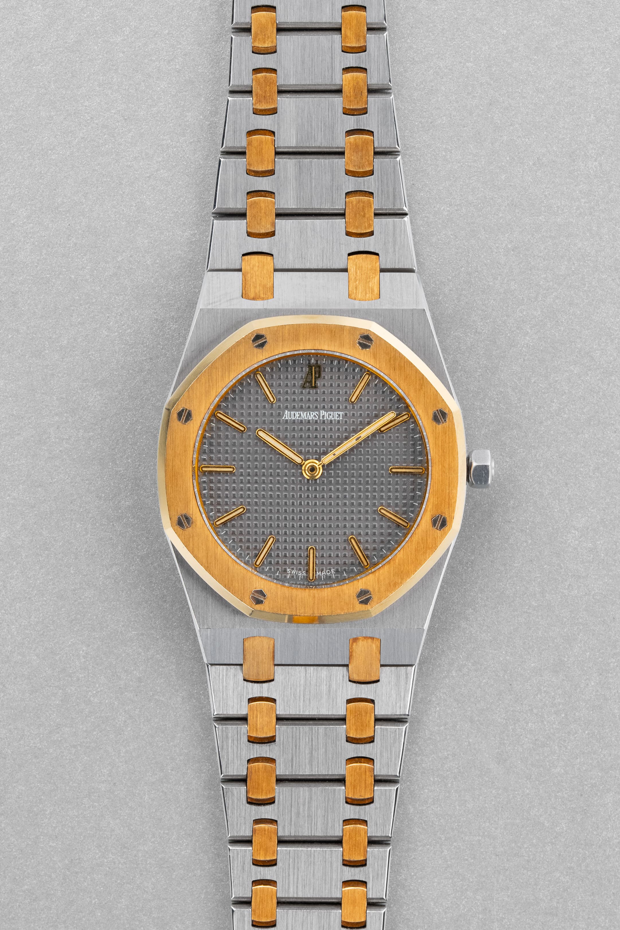 BP5B Audemars Piguet Royal Oak ref. 56303SA из стали и жёлтого золота, 1999 г. — Full Set и состояние нового - Спереди