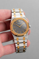 BP5B Audemars Piguet Royal Oak 型號 56303SA 不鏽鋼與黃金腕錶，1999 年——Full Set & 全新品相 - 情境照