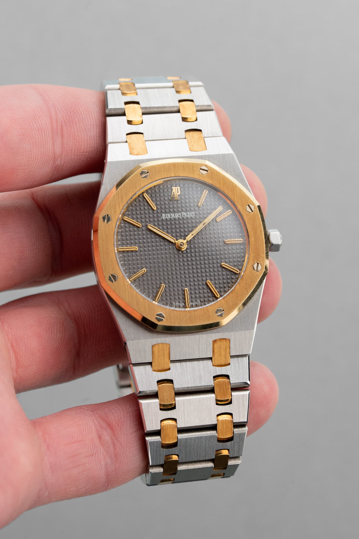 BP5B Audemars Piguet Royal Oak 型號 56303SA 不鏽鋼與黃金腕錶，1999 年——Full Set & 全新品相 - 情境照