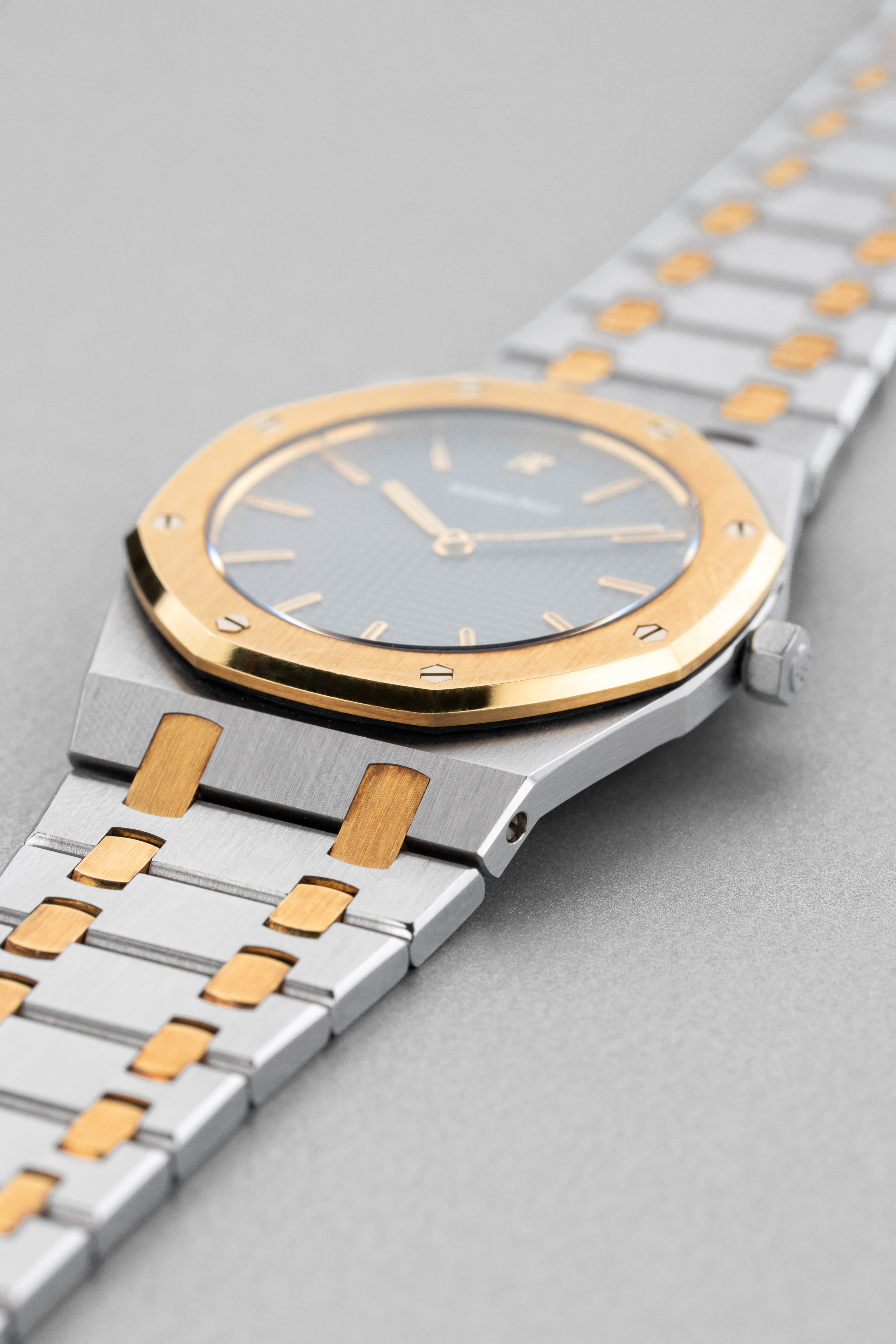 BP5B Audemars Piguet Royal Oak ref. 56303SA из стали и жёлтого золота, 1999 г. — Full Set и состояние нового - Правая сторона