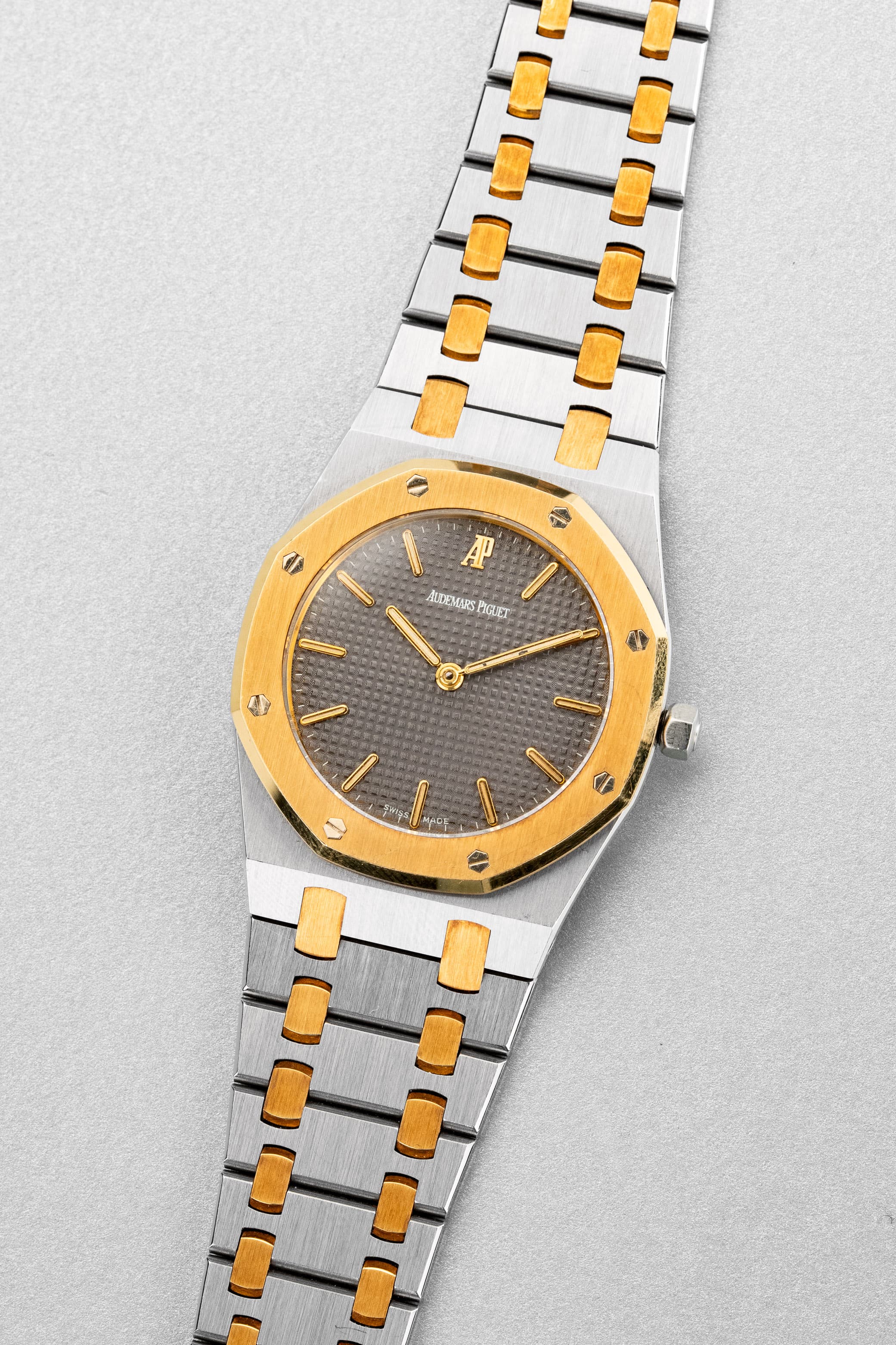 BP5B Audemars Piguet Royal Oak ref. 56303SA из стали и жёлтого золота, 1999 г. — Full Set и состояние нового - Три четверти