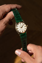 BXFU Rolex Oyster Perpetual 型號 6564 黃金腕錶，1955 年——OCC，英國市場 - 情境照