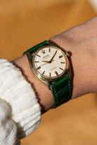 BXFU Rolex Oyster Perpetual 型號 6564 黃金腕錶，1955 年——OCC，英國市場 - 情境照
