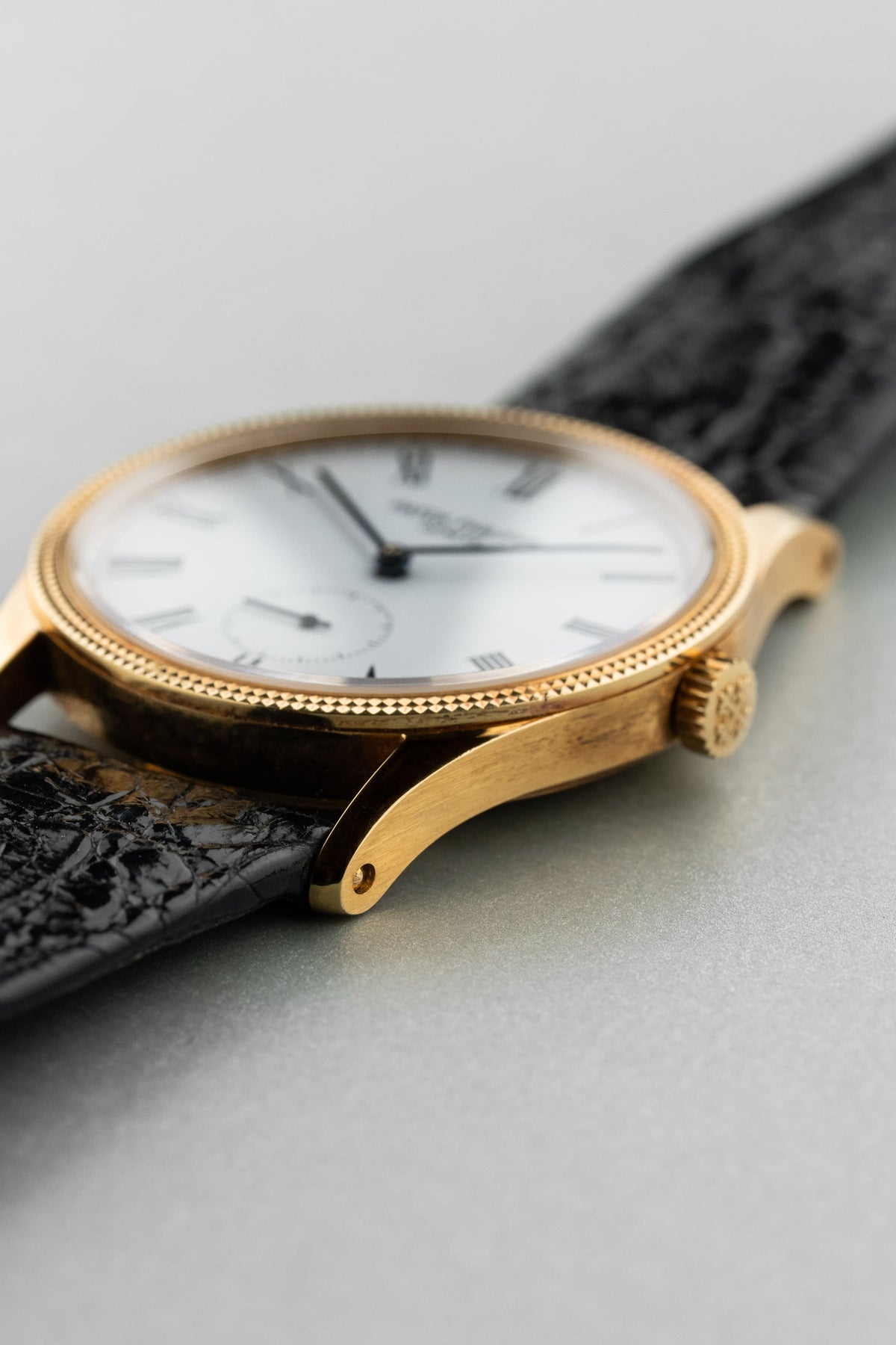 CPCQ Patek Philippe Calatrava réf. 3796D « Clous de Paris » en or jaune, circa 1993 – Parfait état - Right side