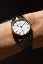 CPCQ Patek Philippe Calatrava réf. 3796D « Clous de Paris » en or jaune, circa 1993 – Parfait état - Wristshot