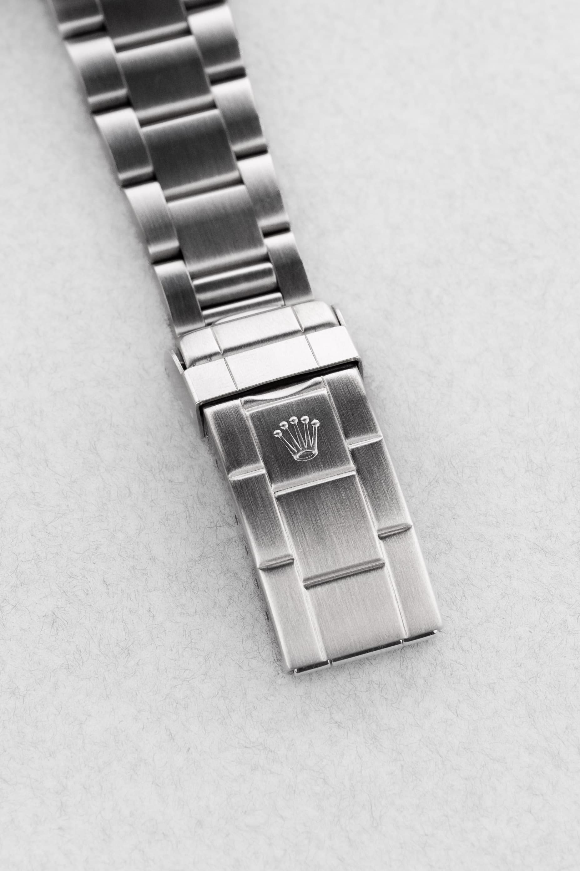 D81H-4C Rolex Submariner Date 16610 de 1989-1990 – Garantie d'origine, Excellent état et Patine tritium chaleureuse - Buckle Outside