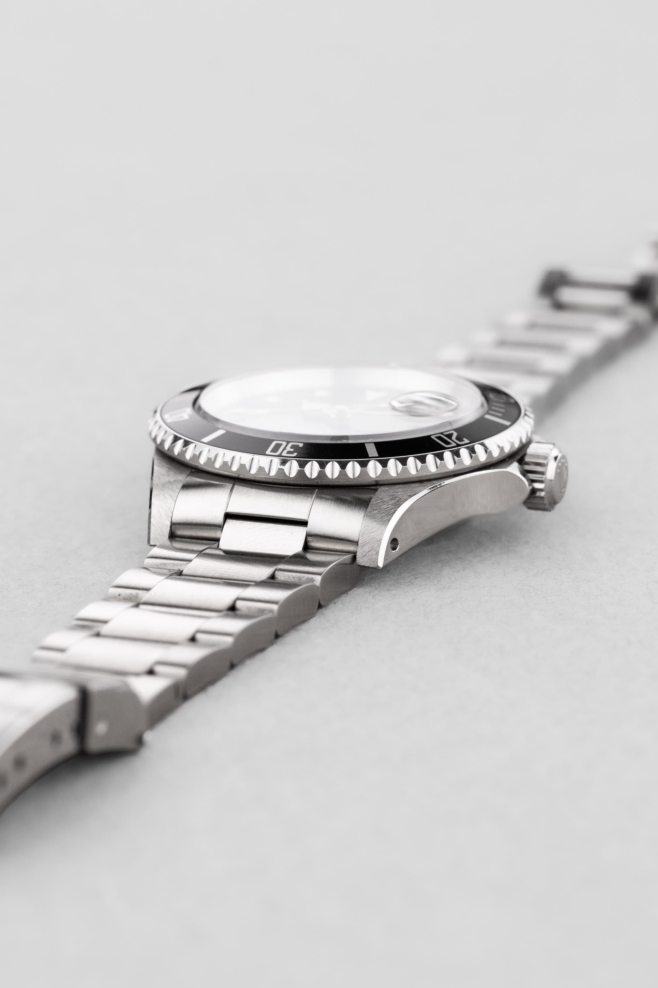 D81H-EE Rolex Submariner Date 16610 de 1989-1990 – Garantie d'origine, Excellent état et Patine tritium chaleureuse - Feature