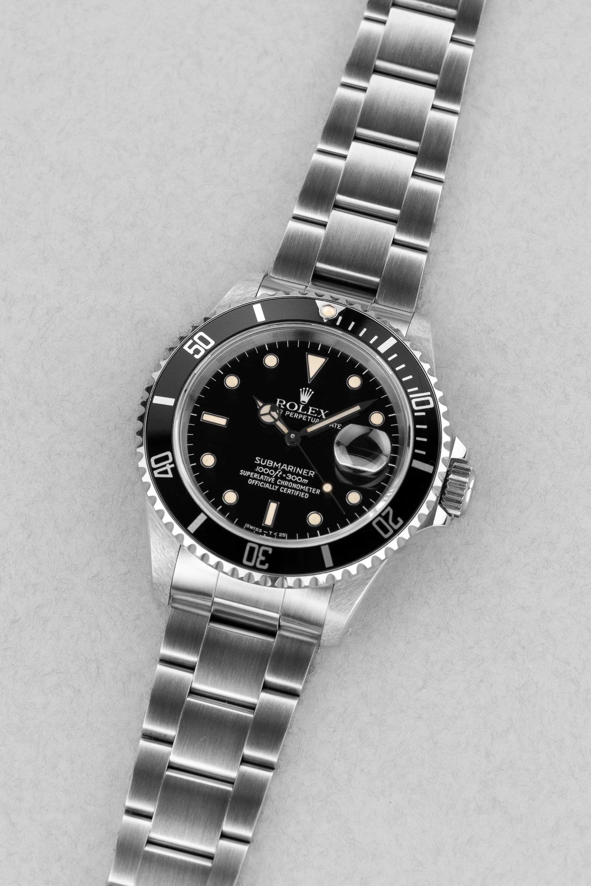 D81H-Mn Rolex Submariner Date 16610 de 1989-1990 – Garantie d'origine, Excellent état et Patine tritium chaleureuse - Three Quarters